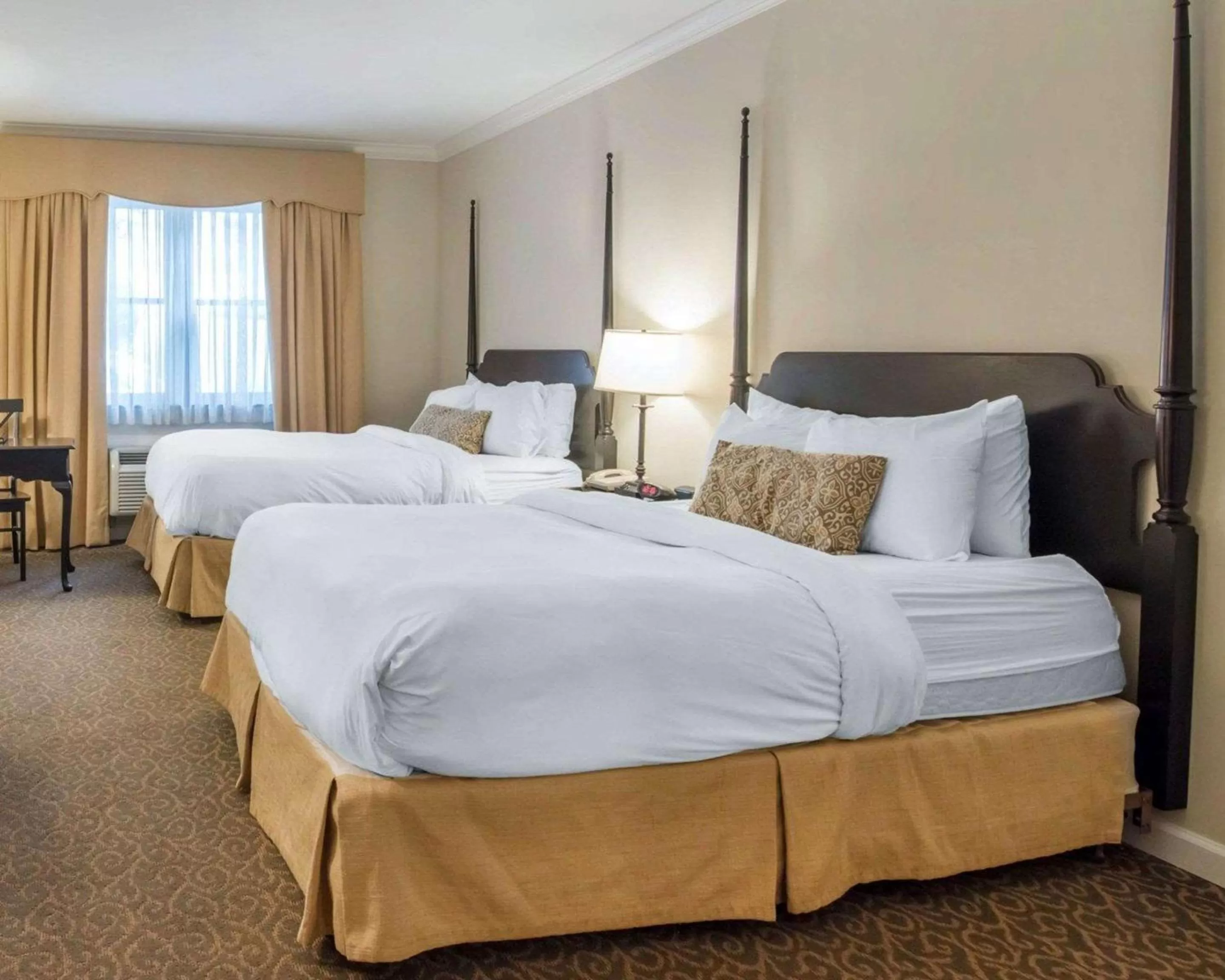 Bedroom, Bed in The Century House, an Ascend Collection Hotel