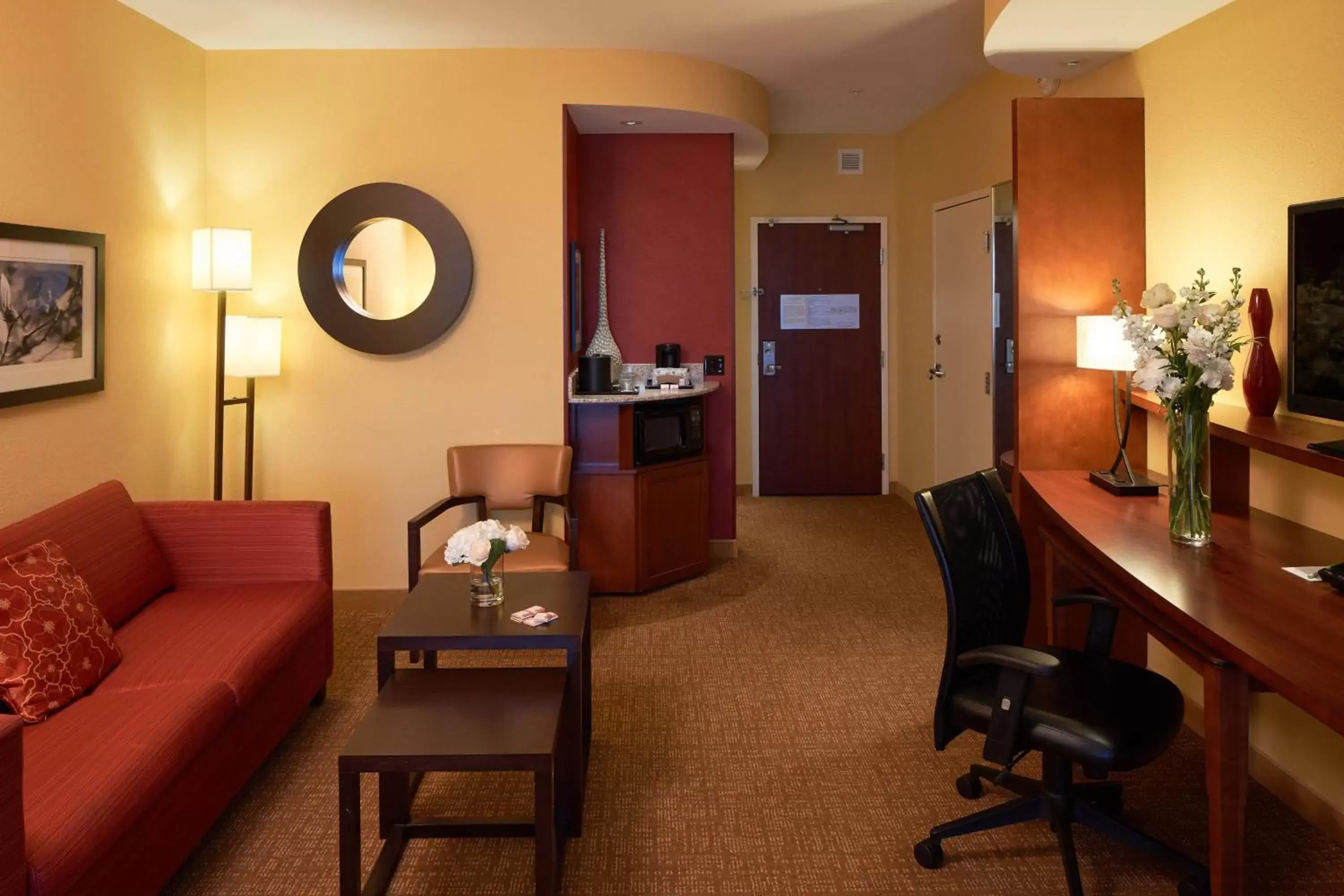 Photo of the whole room, Seating Area in Courtyard by Marriott Evansville East