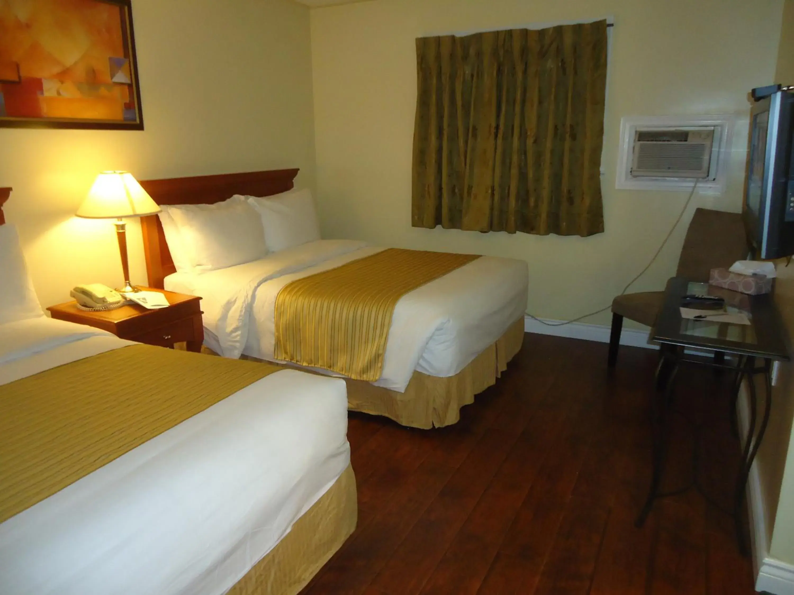 TV and multimedia, Bed in Bayside Inn & Waterfront Suites