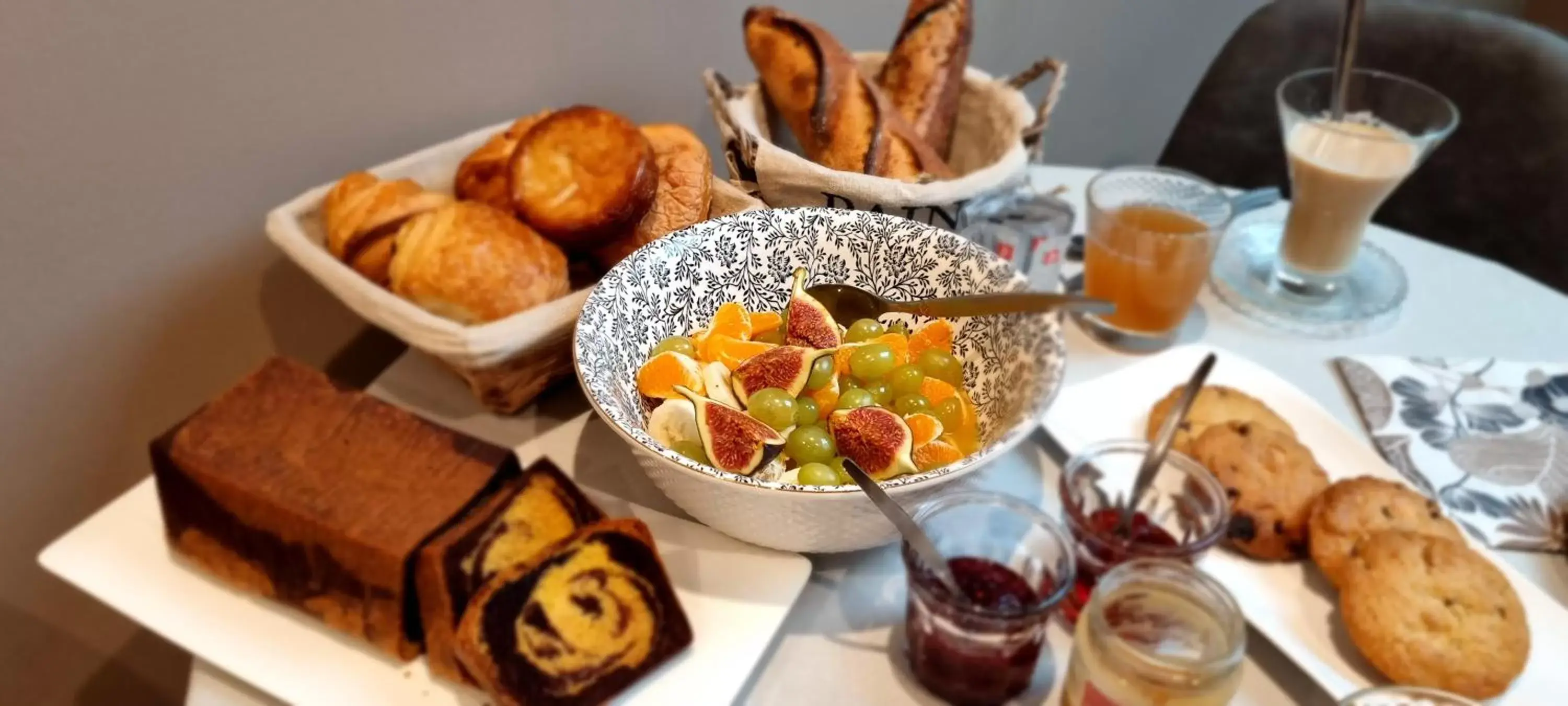 Breakfast, Food in Au Nid des Champs, Agréable chambre d'hôtes avec jacuzzi sur demande, proche de Chartres