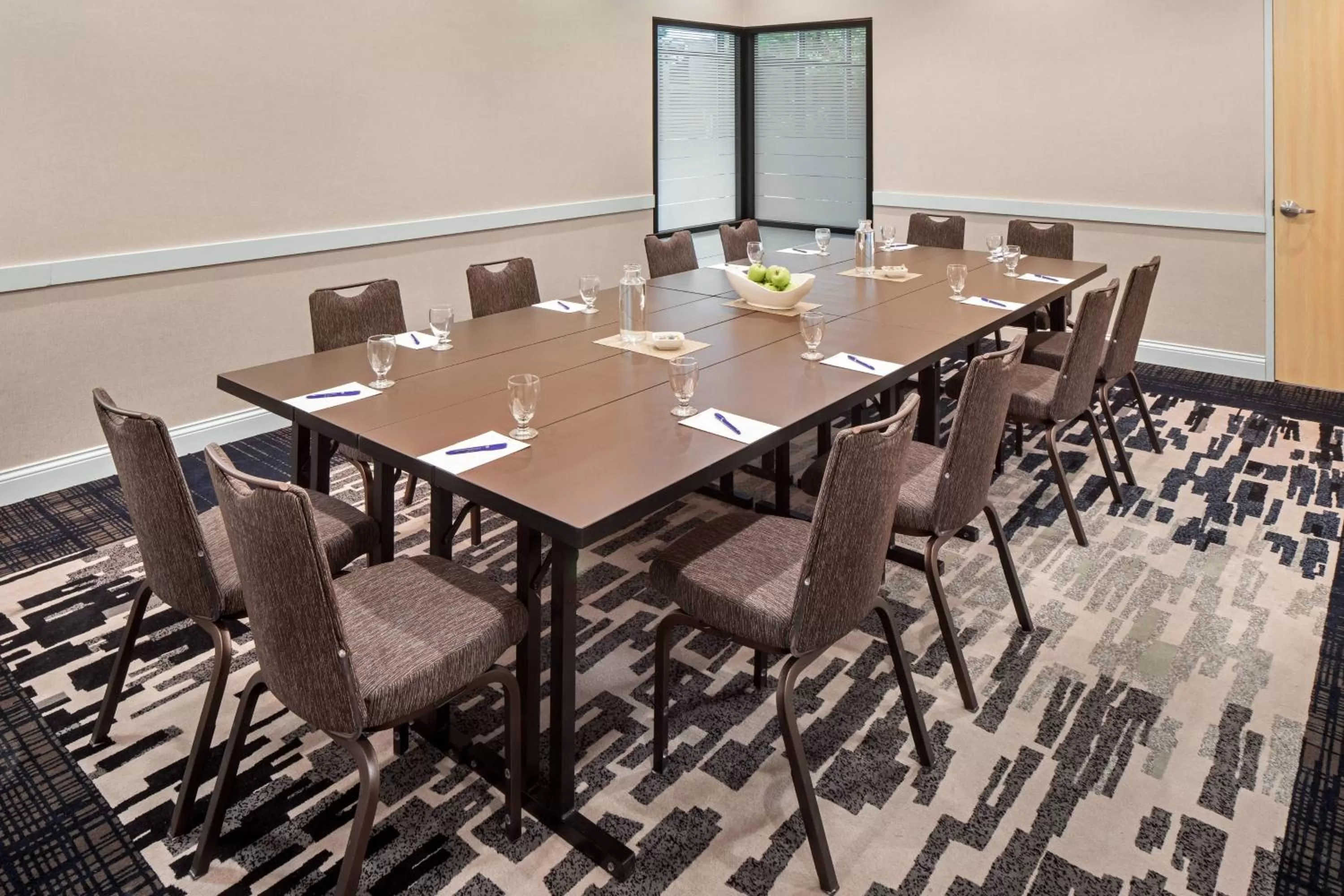 Meeting/conference room in Delta Hotels by Marriott Minneapolis Northeast