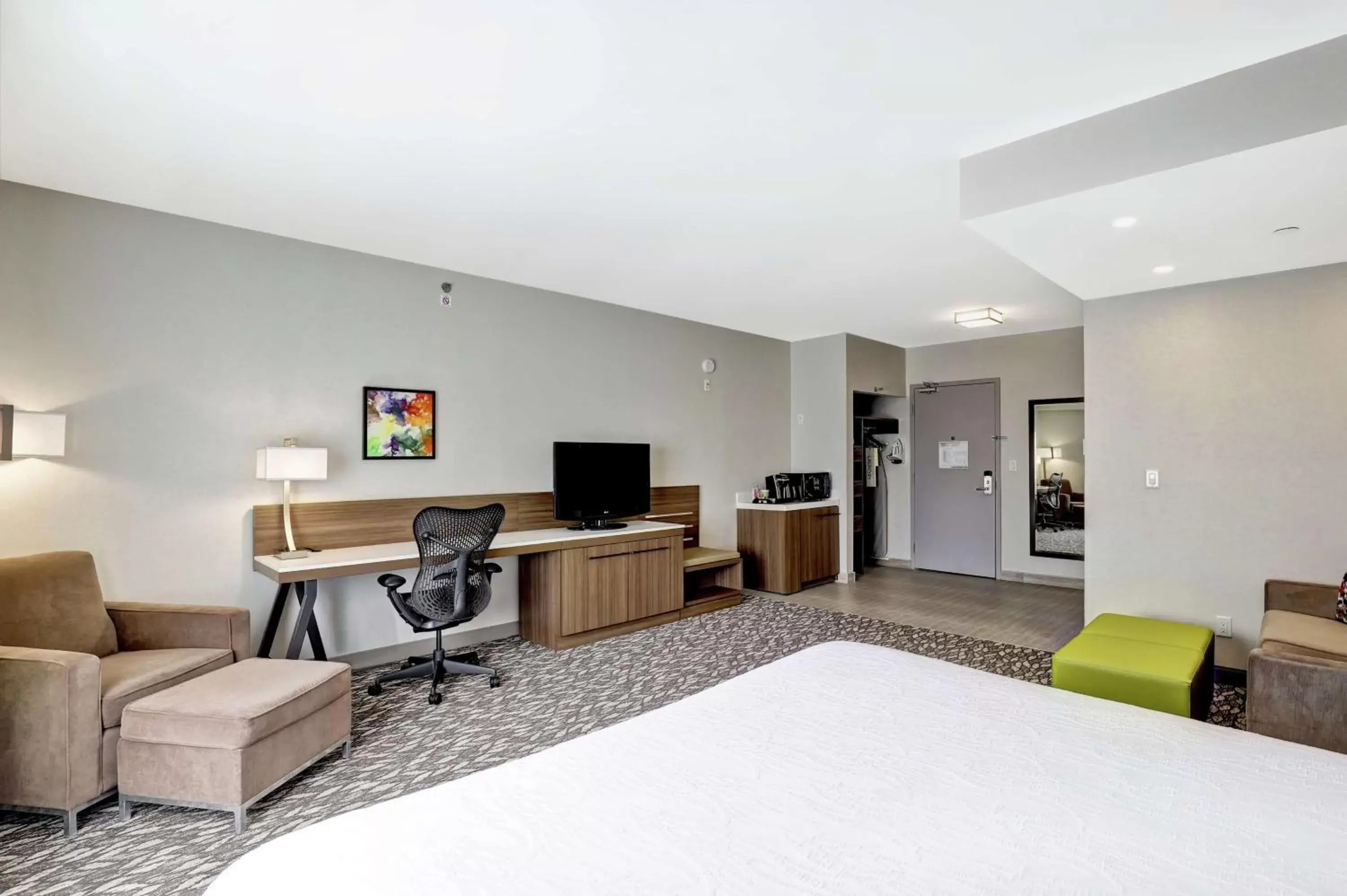 Bedroom, TV/Entertainment Center in Hilton Garden Inn Toronto/Ajax