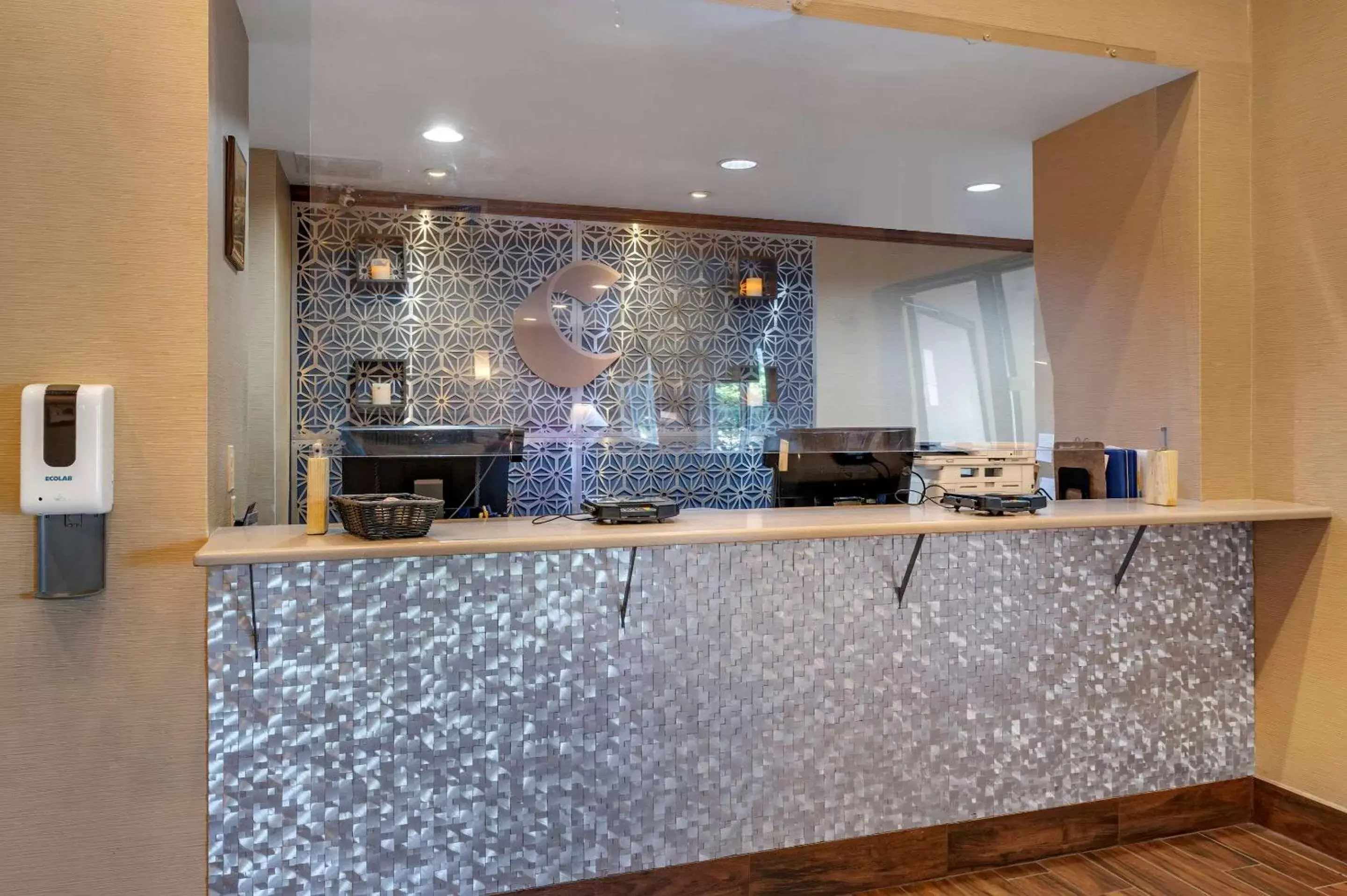 Lobby or reception, Kitchen/Kitchenette in Comfort Inn Romeoville - Bolingbrook