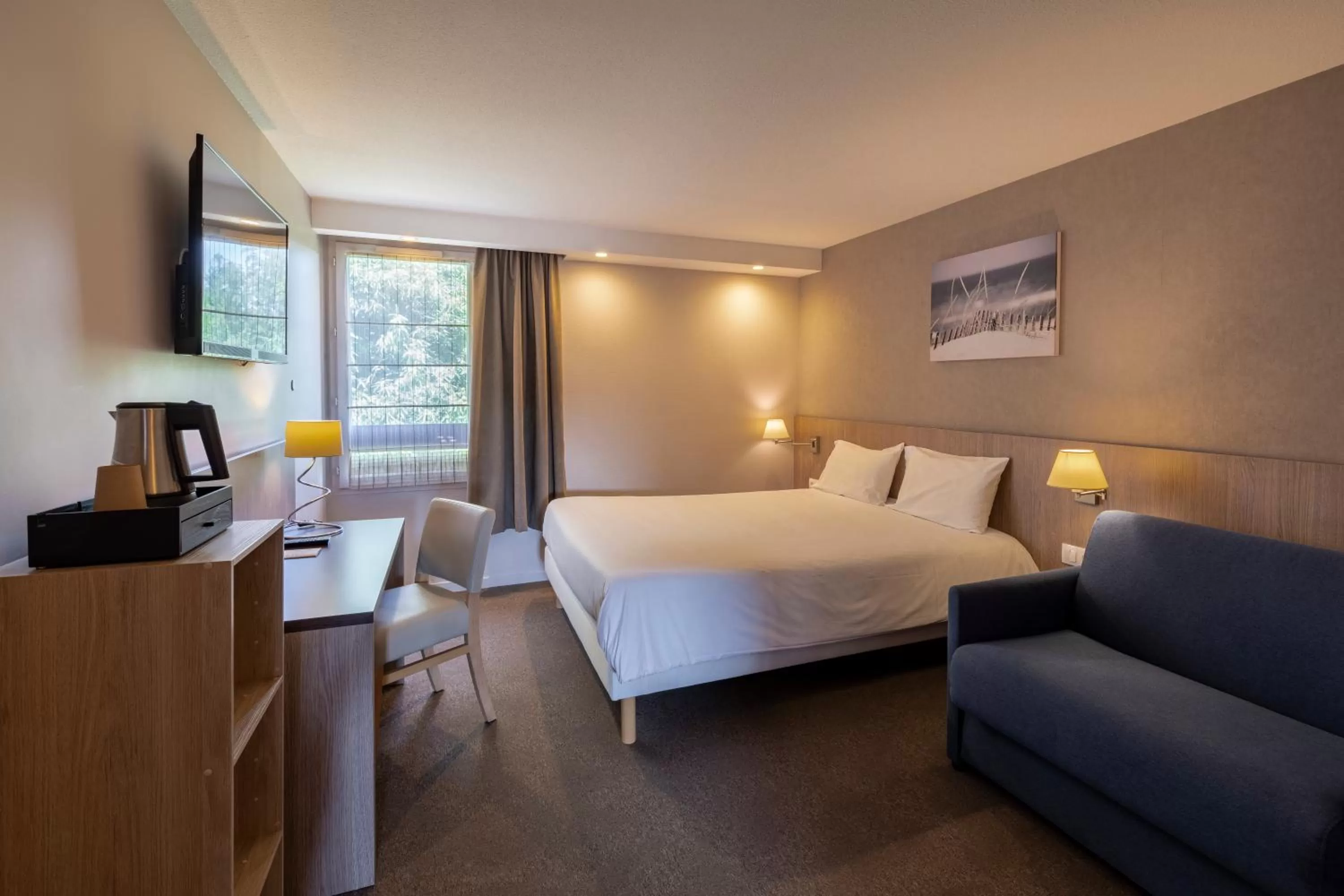 Photo of the whole room, Bed in The Originals City, Hôtel Limoges Sud Feytiat