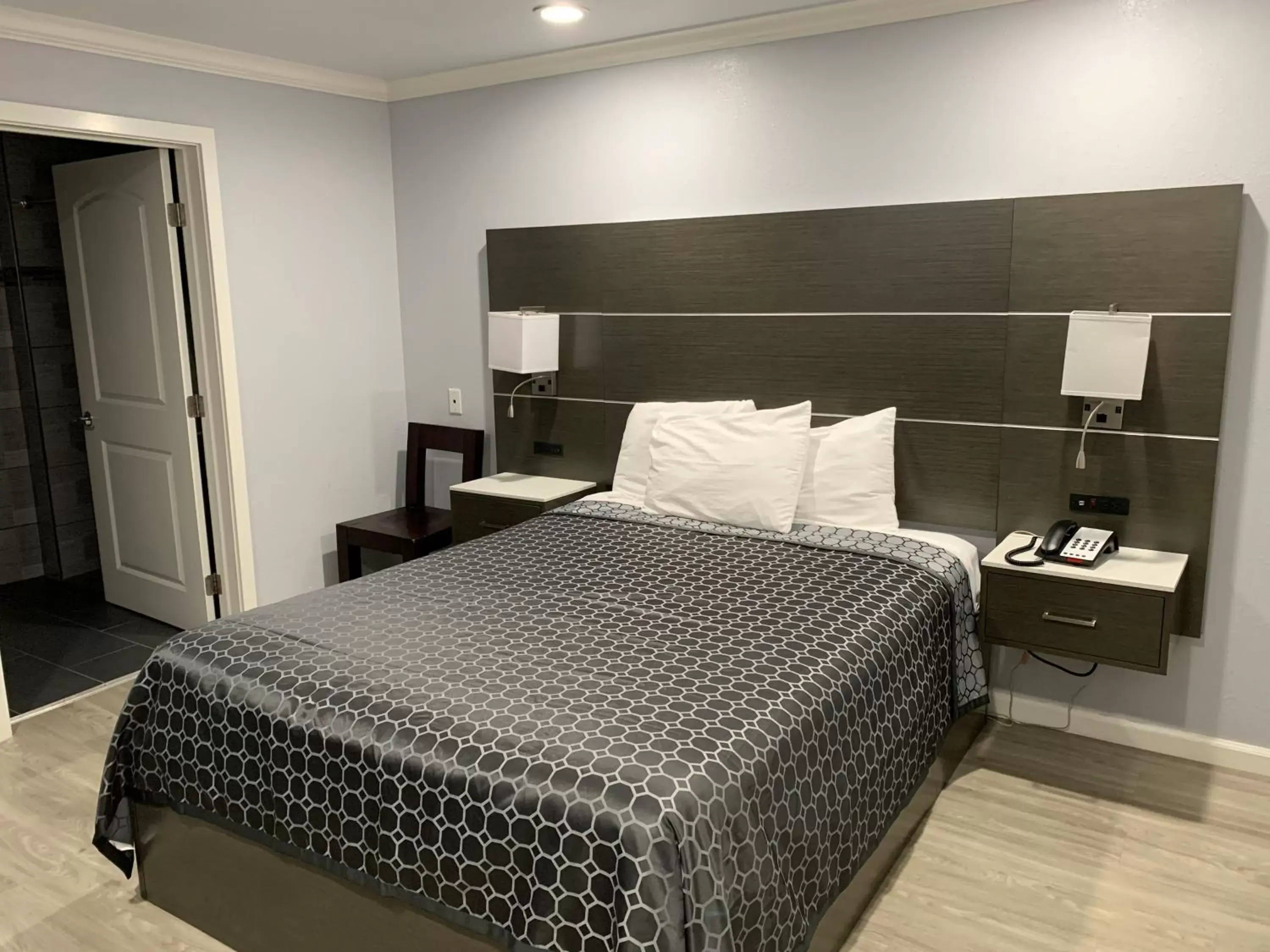 Bed in Mirage Inn & Suites