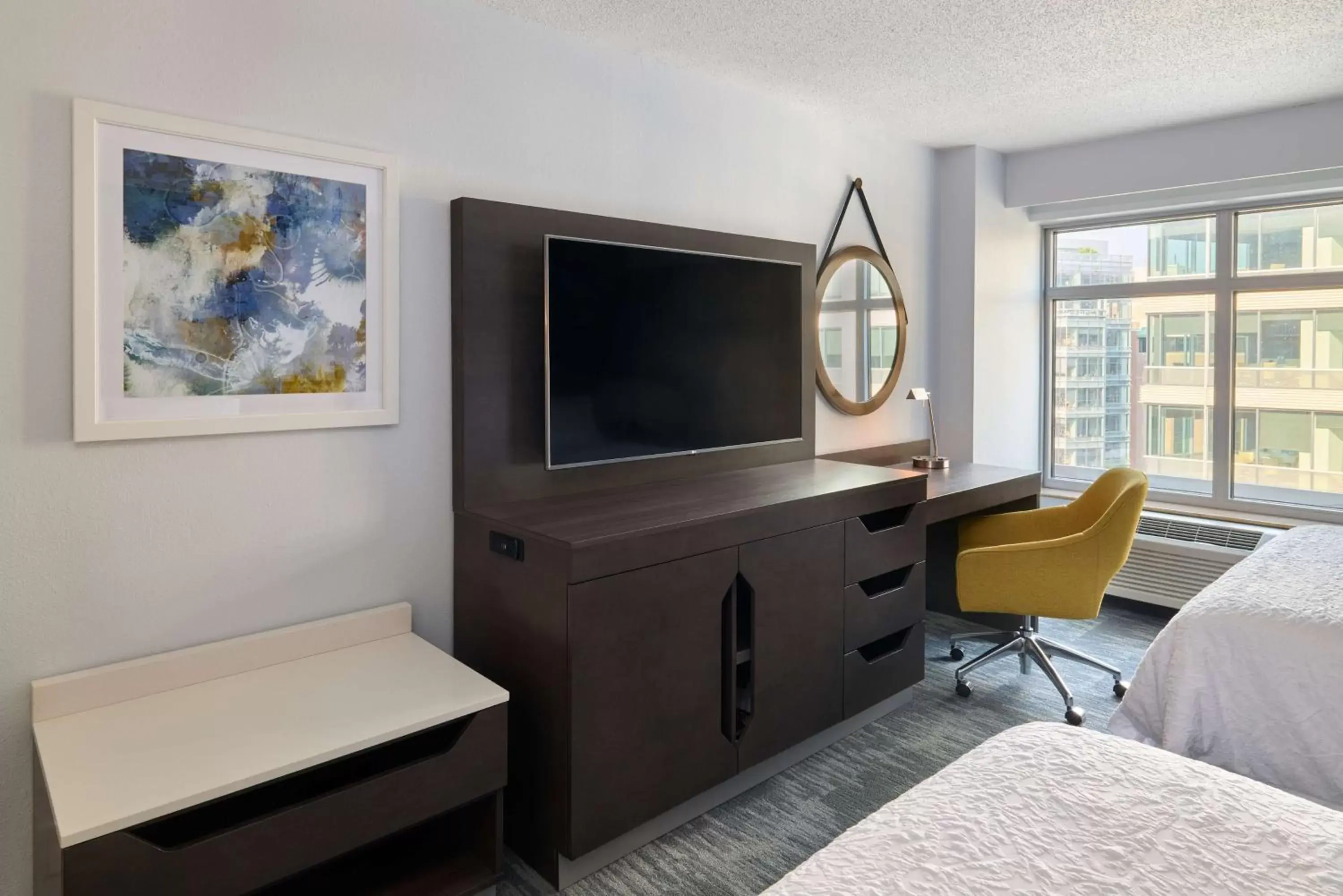 Bedroom, TV/Entertainment Center in Hampton Inn Washington DC - Convention Center