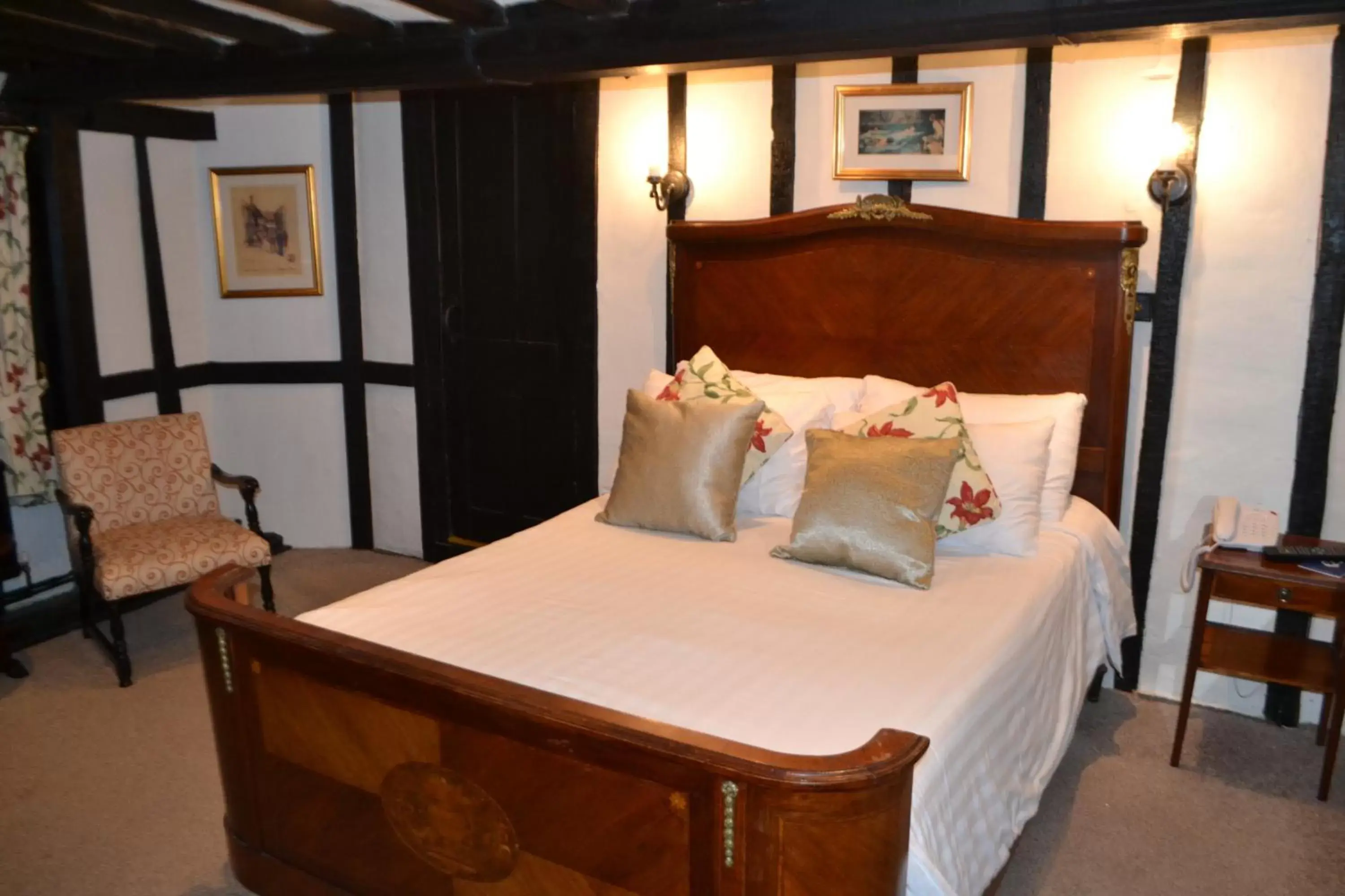 Photo of the whole room, Bed in Mermaid Inn