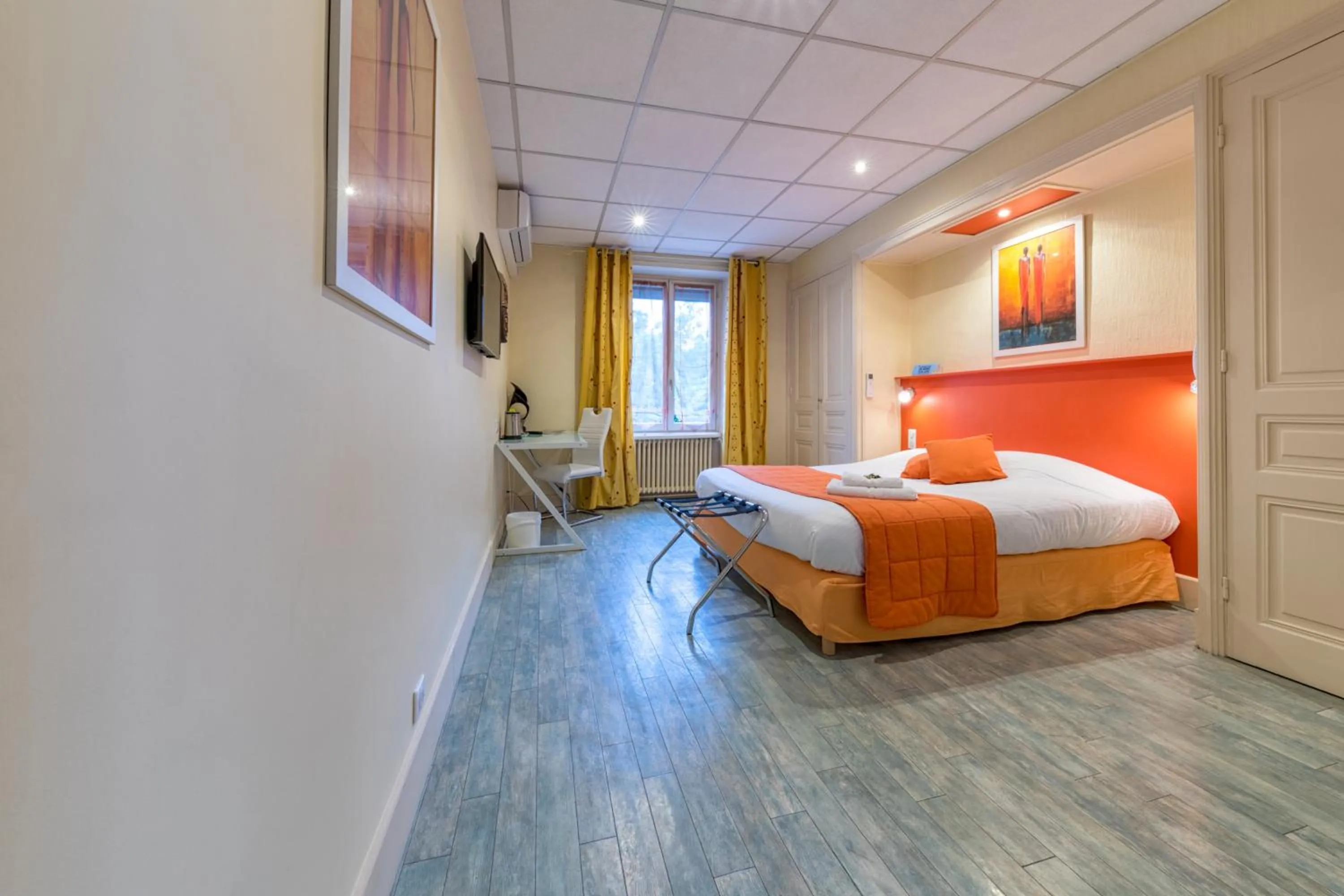 Photo of the whole room, Bed in La Commanderie de Champarey