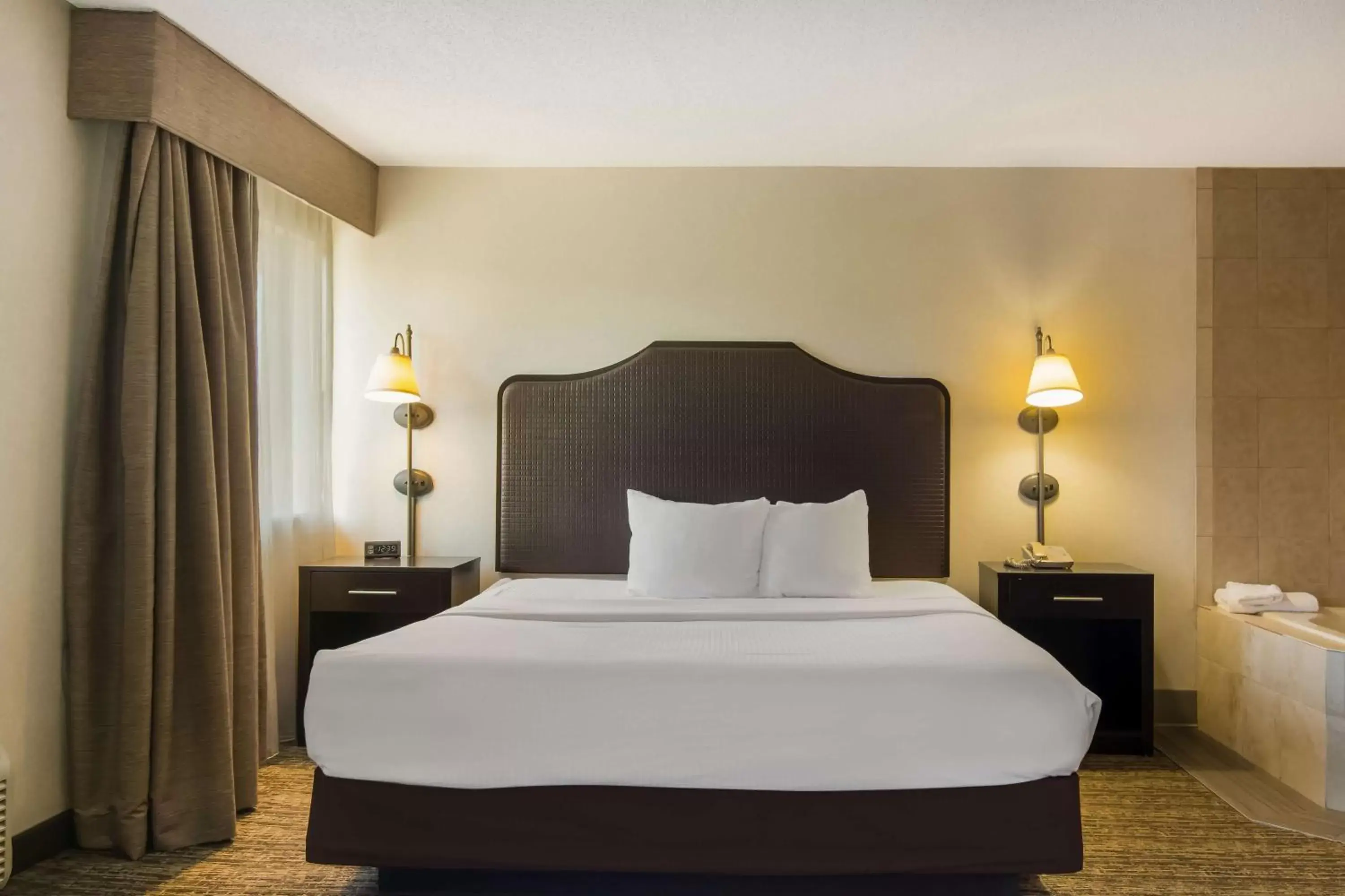 Photo of the whole room, Bed in Best Western Grove City Inn