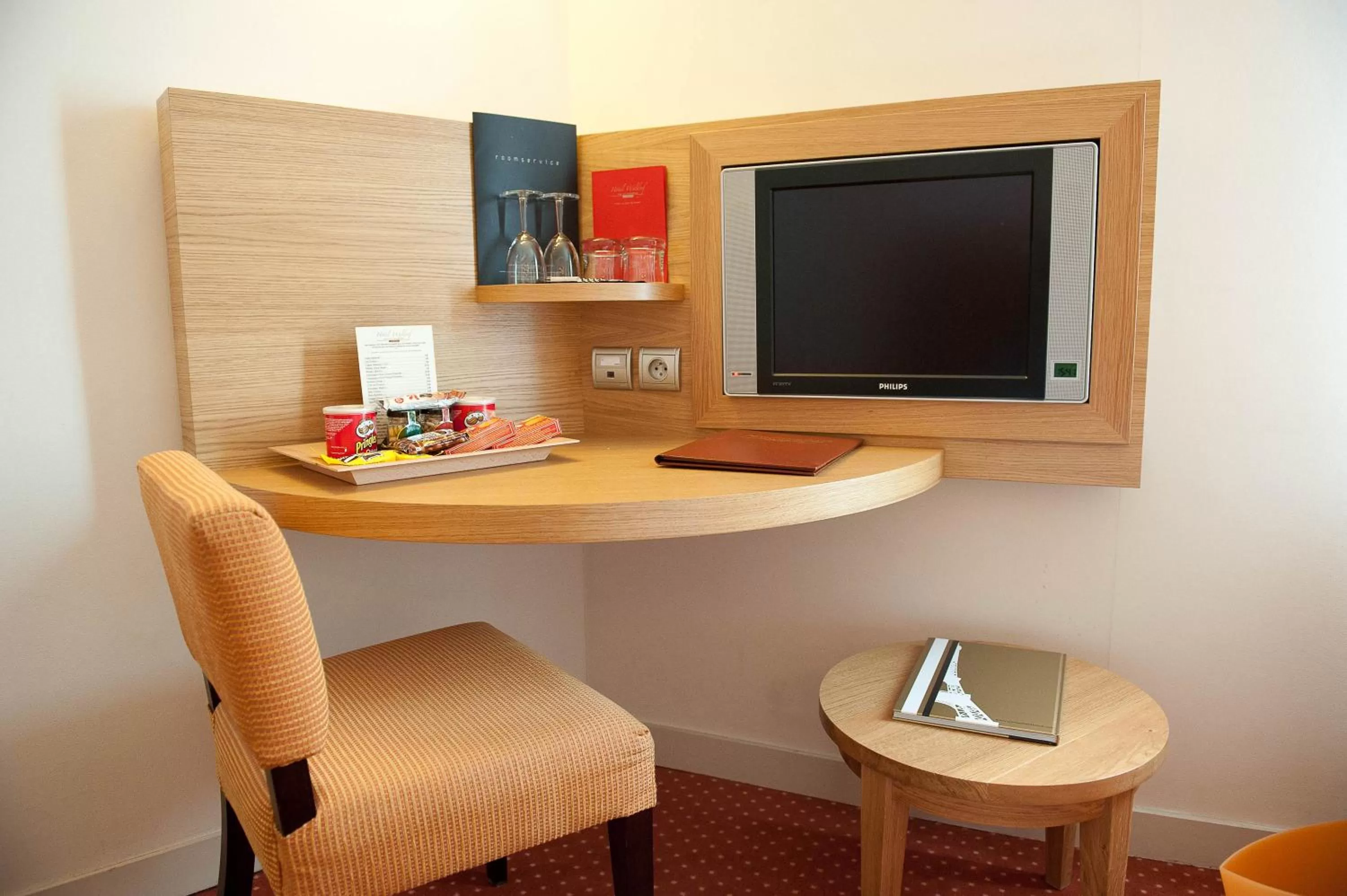 TV and multimedia in Westside Arc de Triomphe Hotel