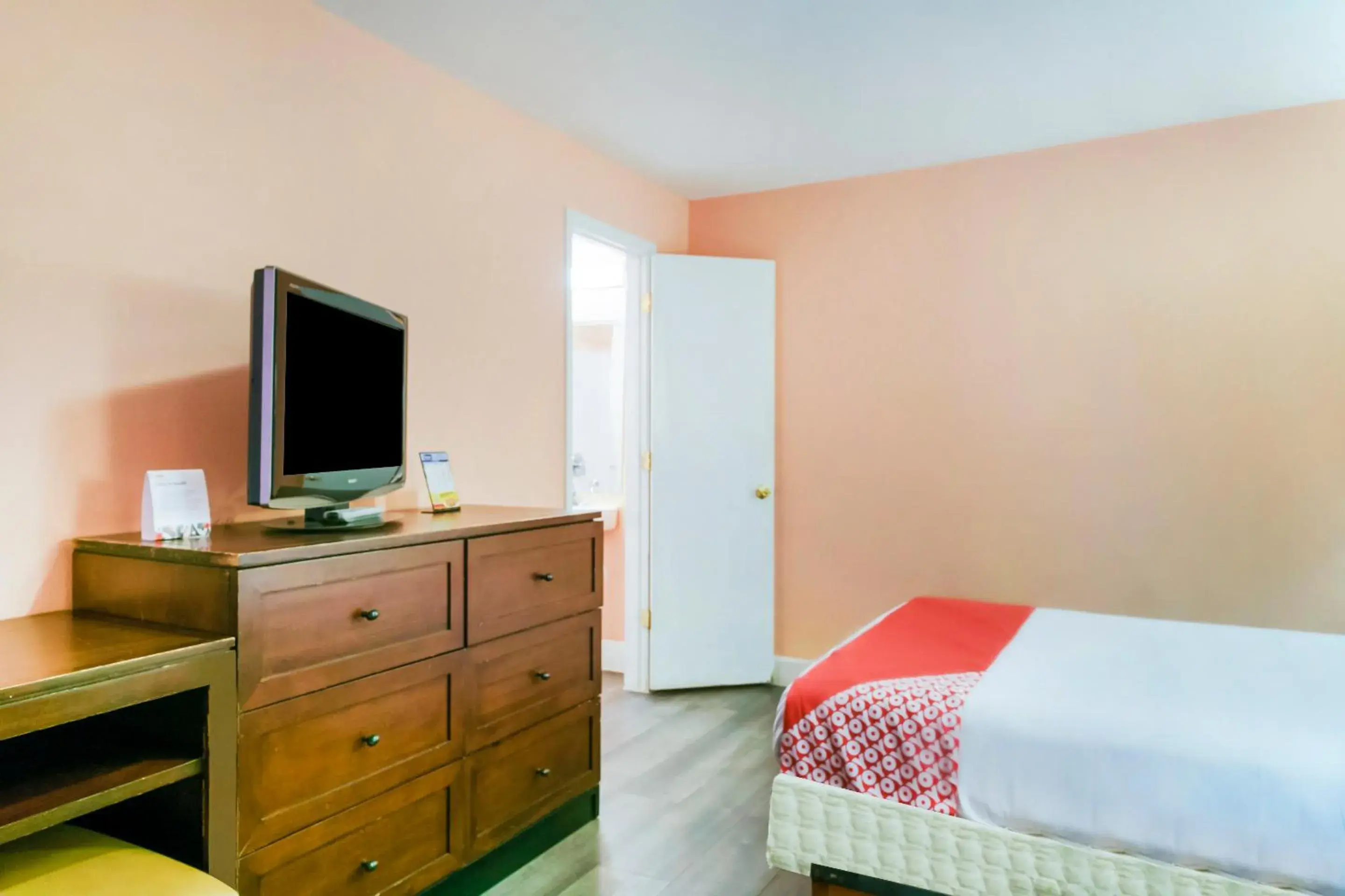 Bedroom, TV/Entertainment Center in OYO Hotel Myrtle Beach Kings Hwy