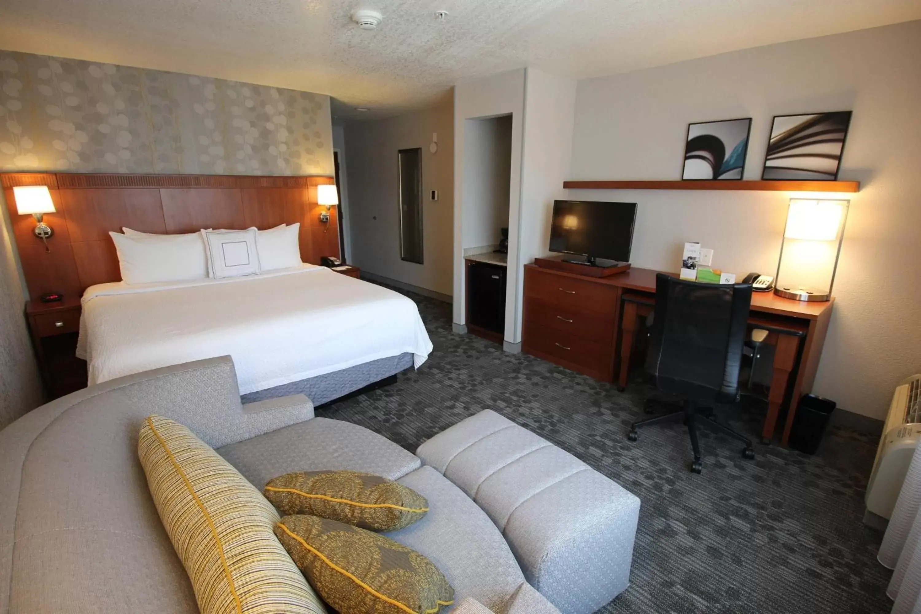 Photo of the whole room in Courtyard by Marriott Merced