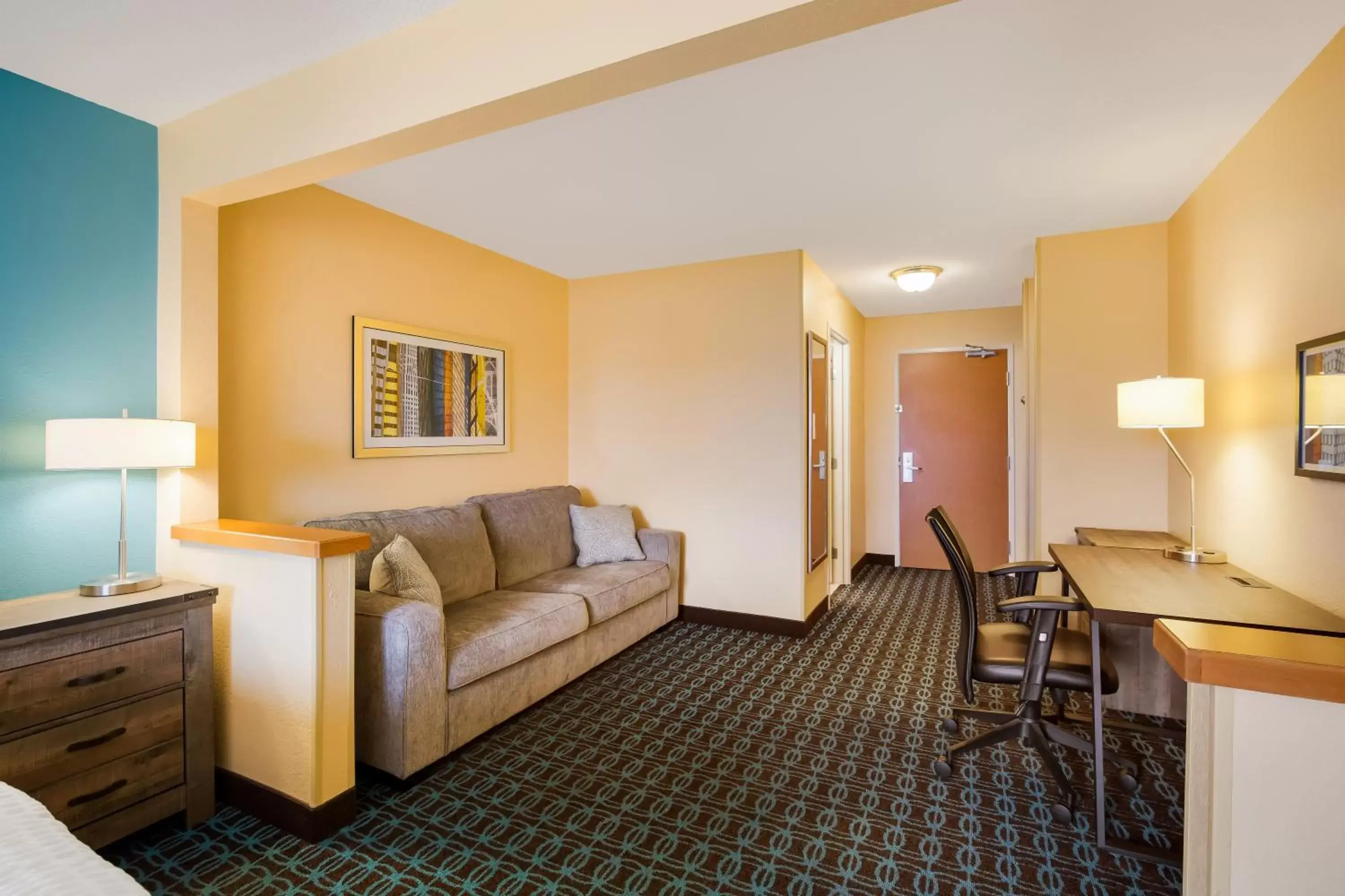 Bed, Seating Area in SureStay Plus Hotel by Best Western Minot