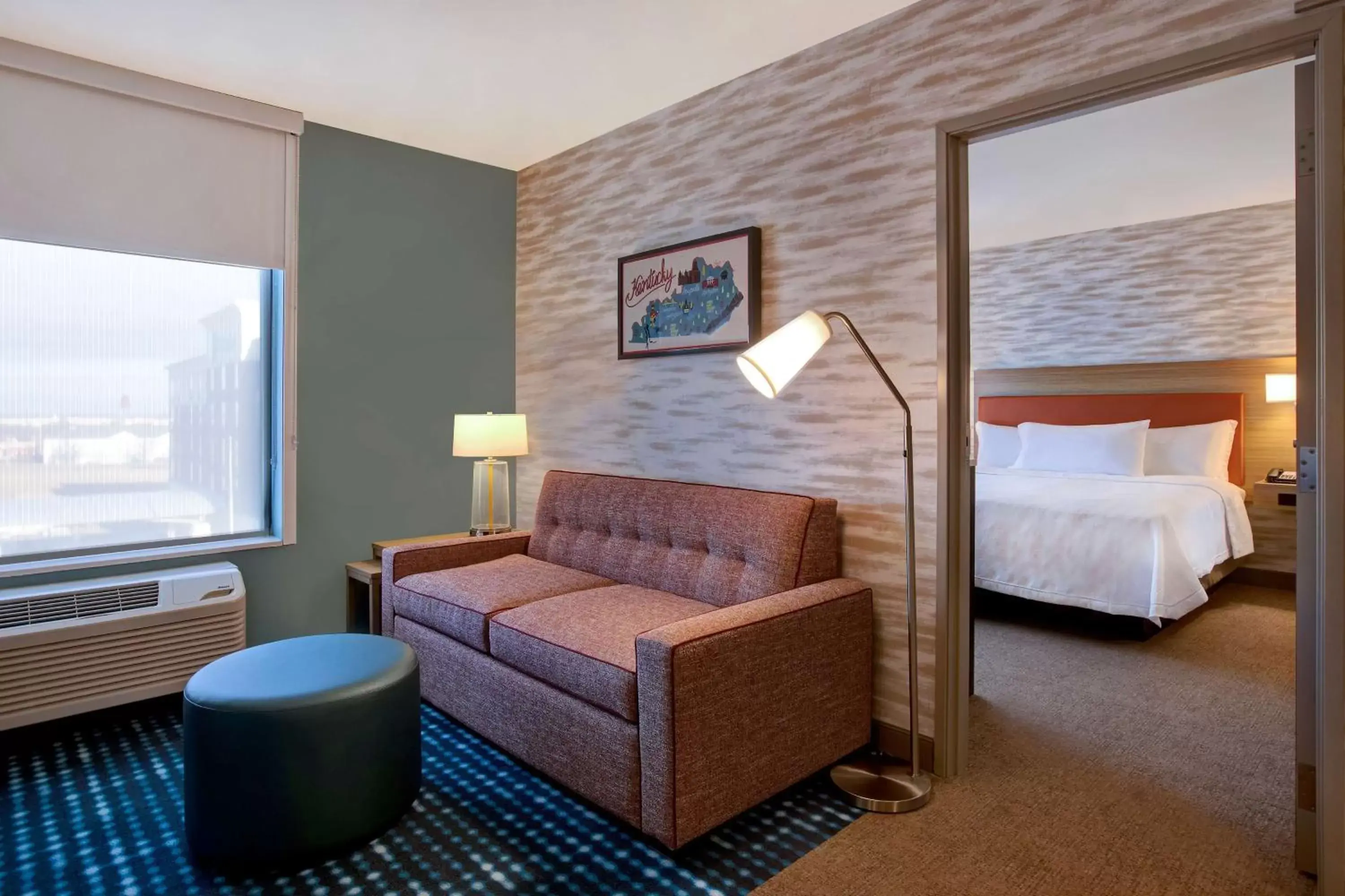 Living room, Bed in Home2 Suites By Hilton Lexington Hamburg