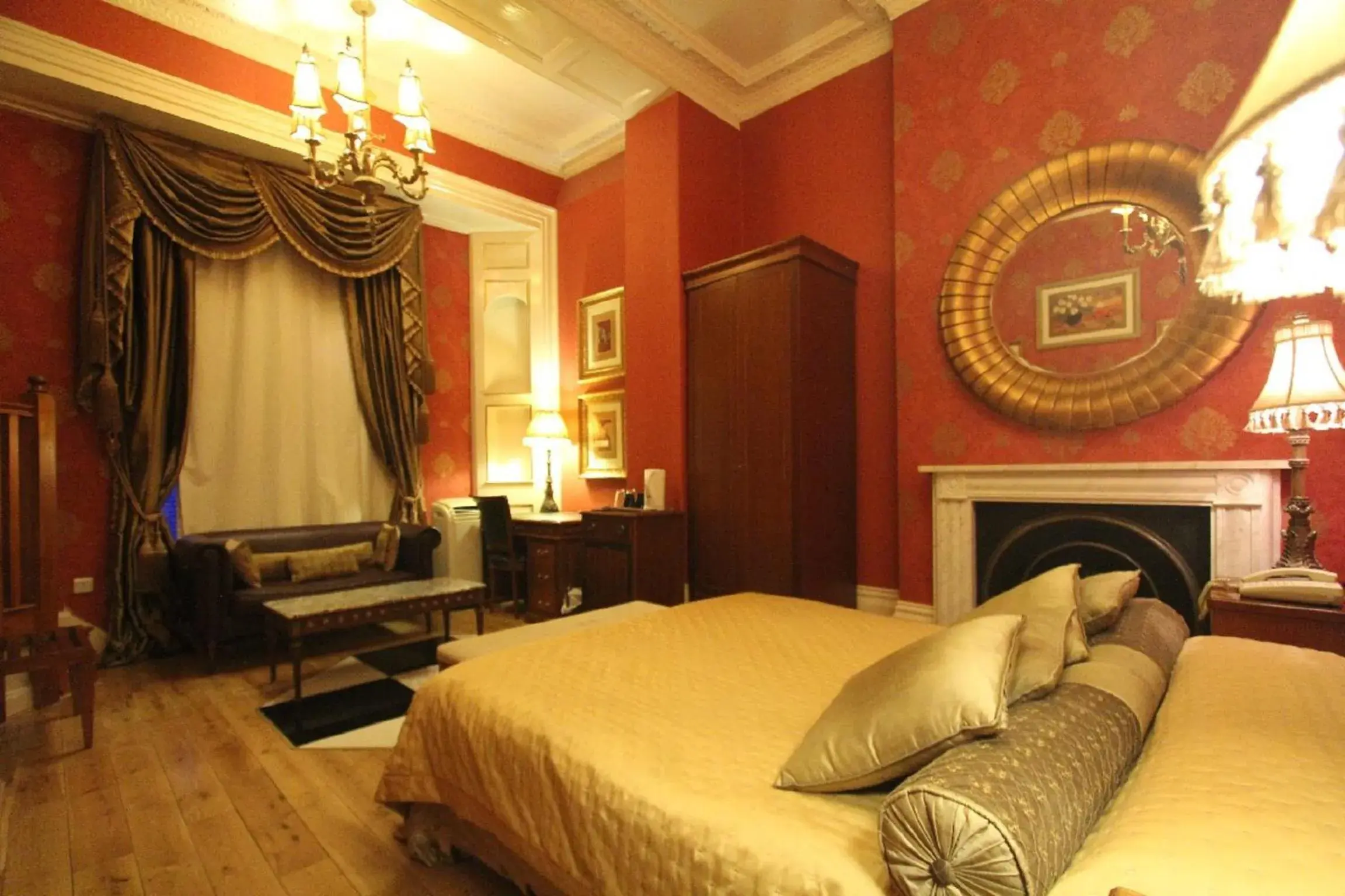 Photo of the whole room, Bed in Opulence Boutique Hotel