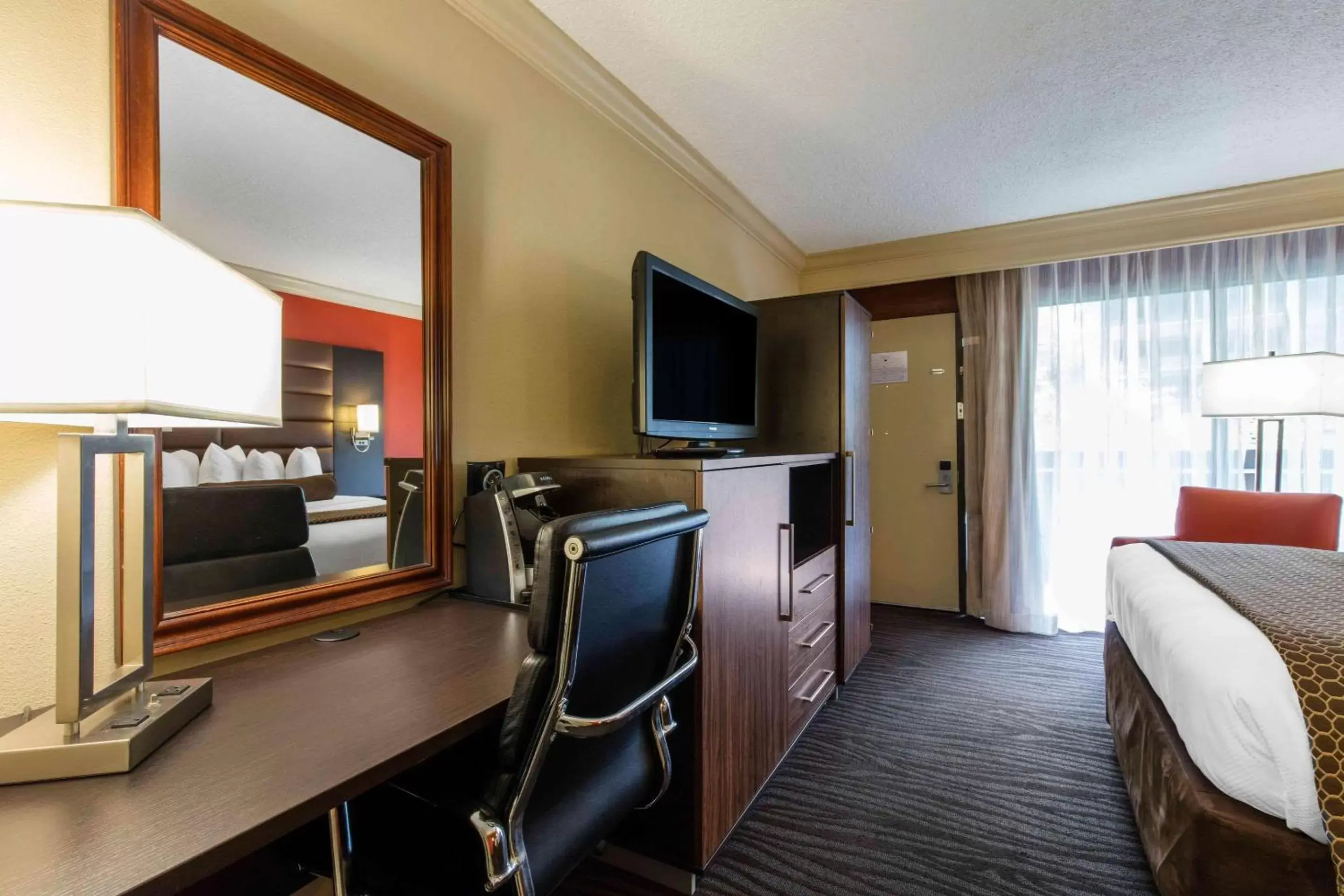 Photo of the whole room, TV/Entertainment Center in The Capitol Hotel Downtown, Ascend Hotel Collection