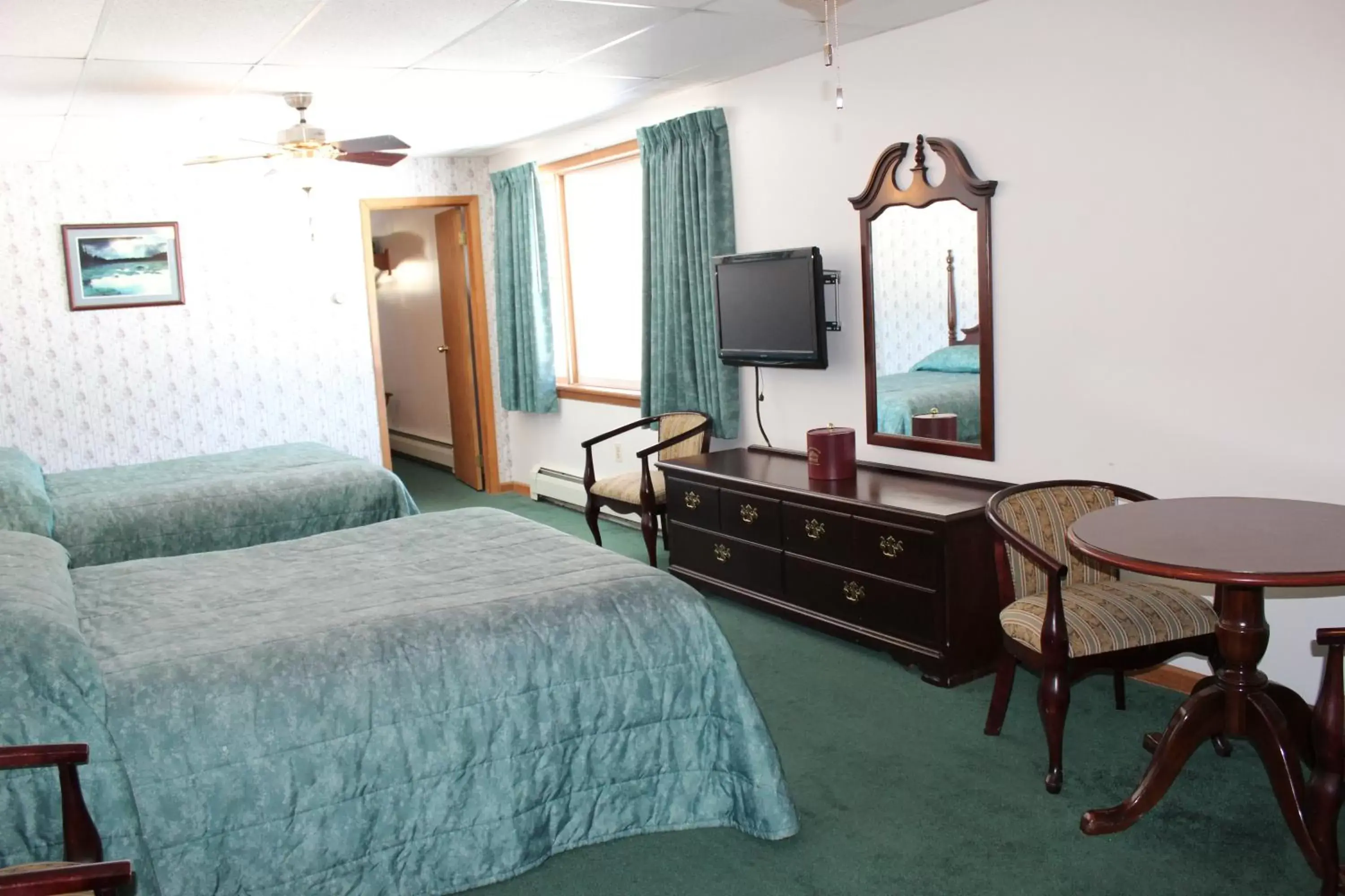 Bedroom, TV/Entertainment Center in Sara Placid Inn & Suites