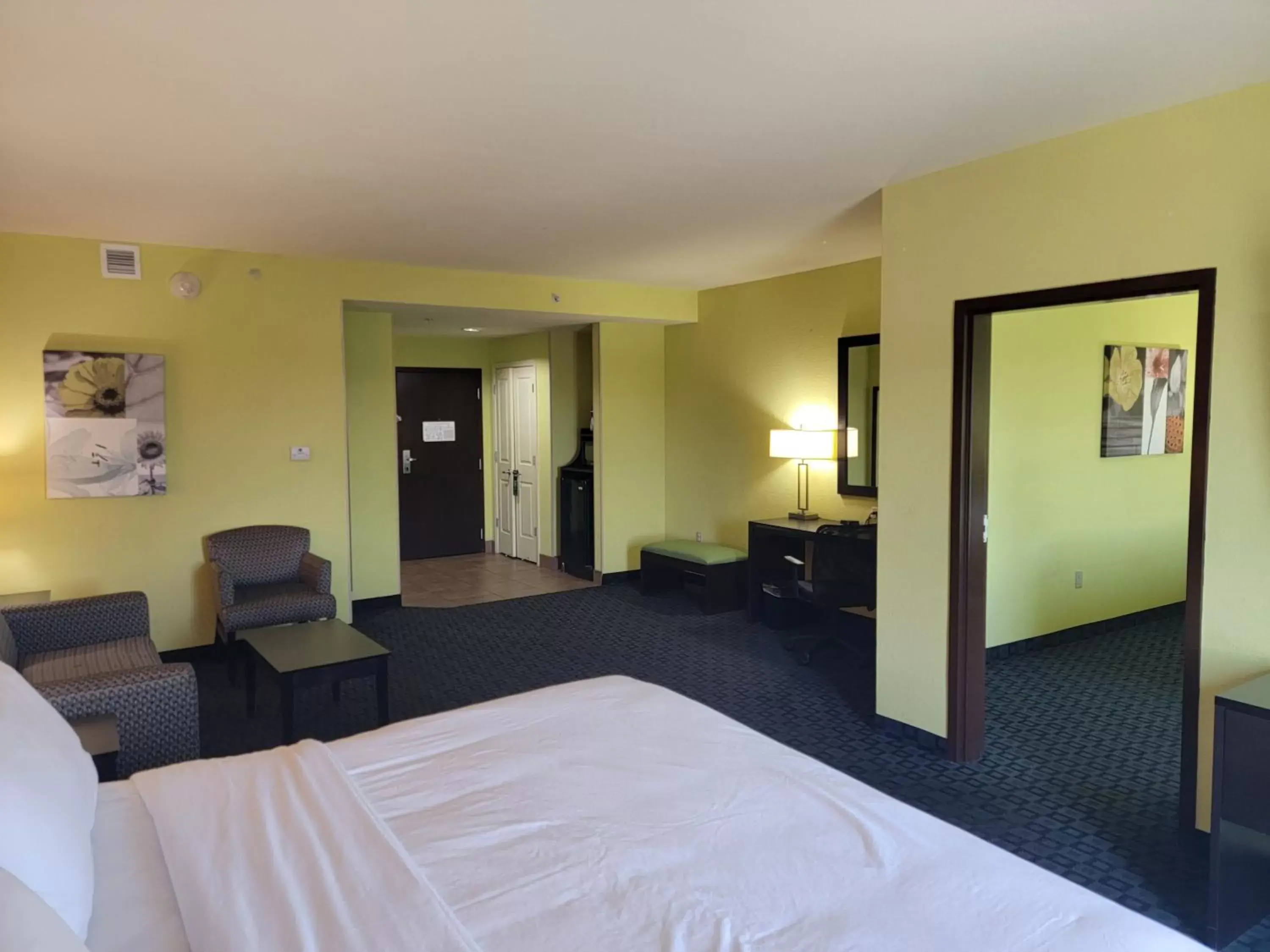 Photo of the whole room, Bed in Holiday Inn Garland, an IHG Hotel