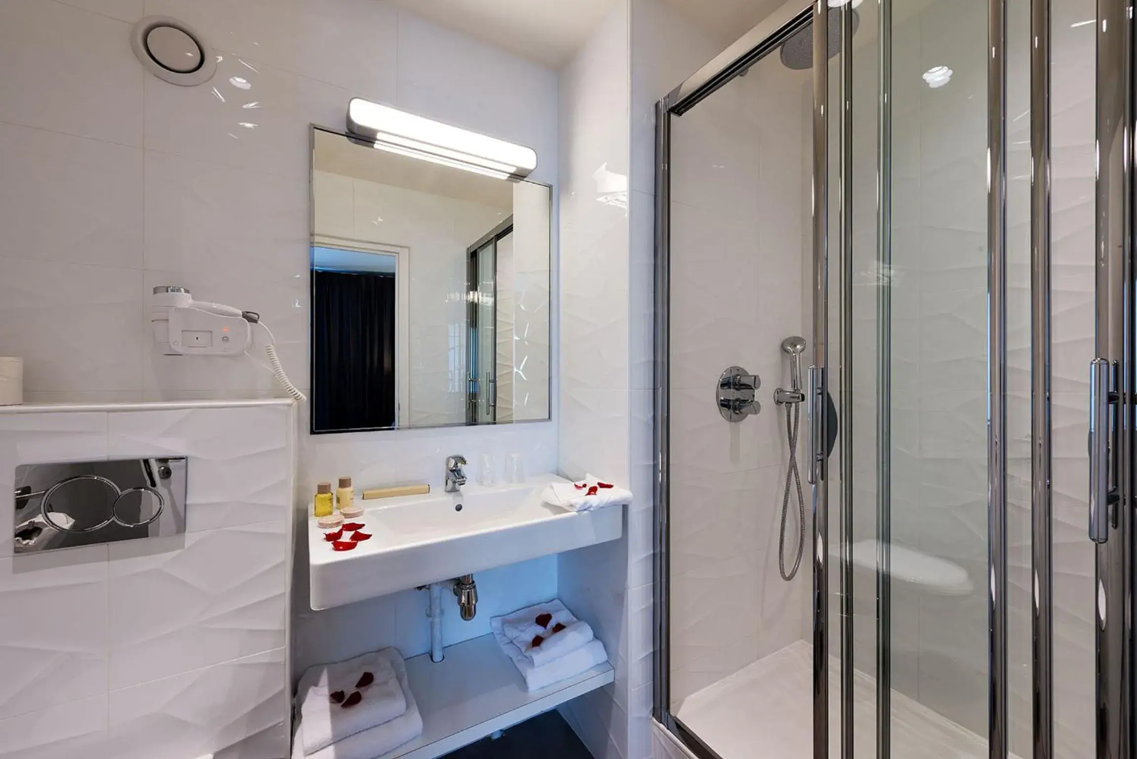 Shower, Bathroom in Midnight Hotel Paris