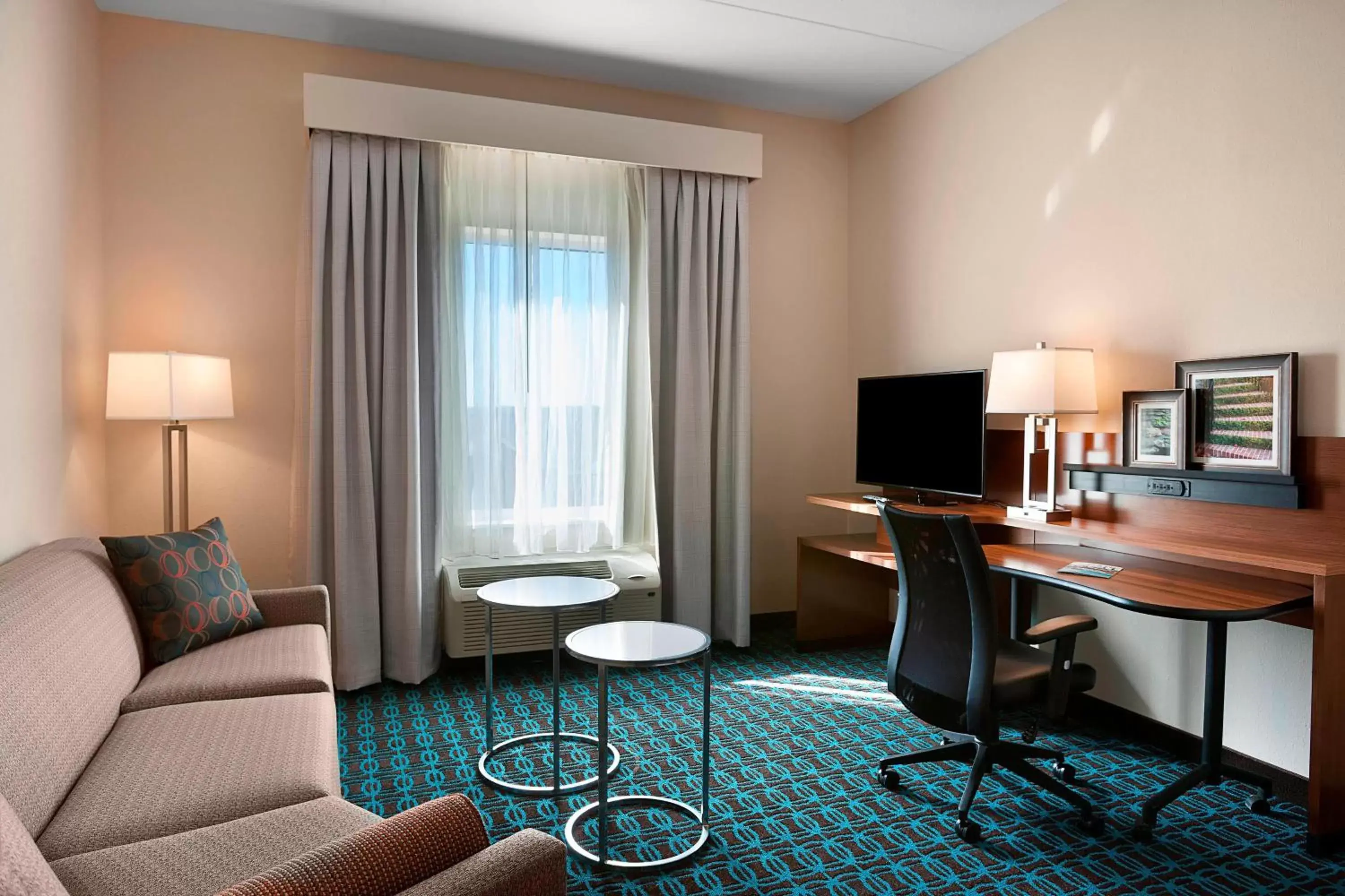 Living room, TV/Entertainment Center in Fairfield Inn & Suites by Marriott Rock Hill