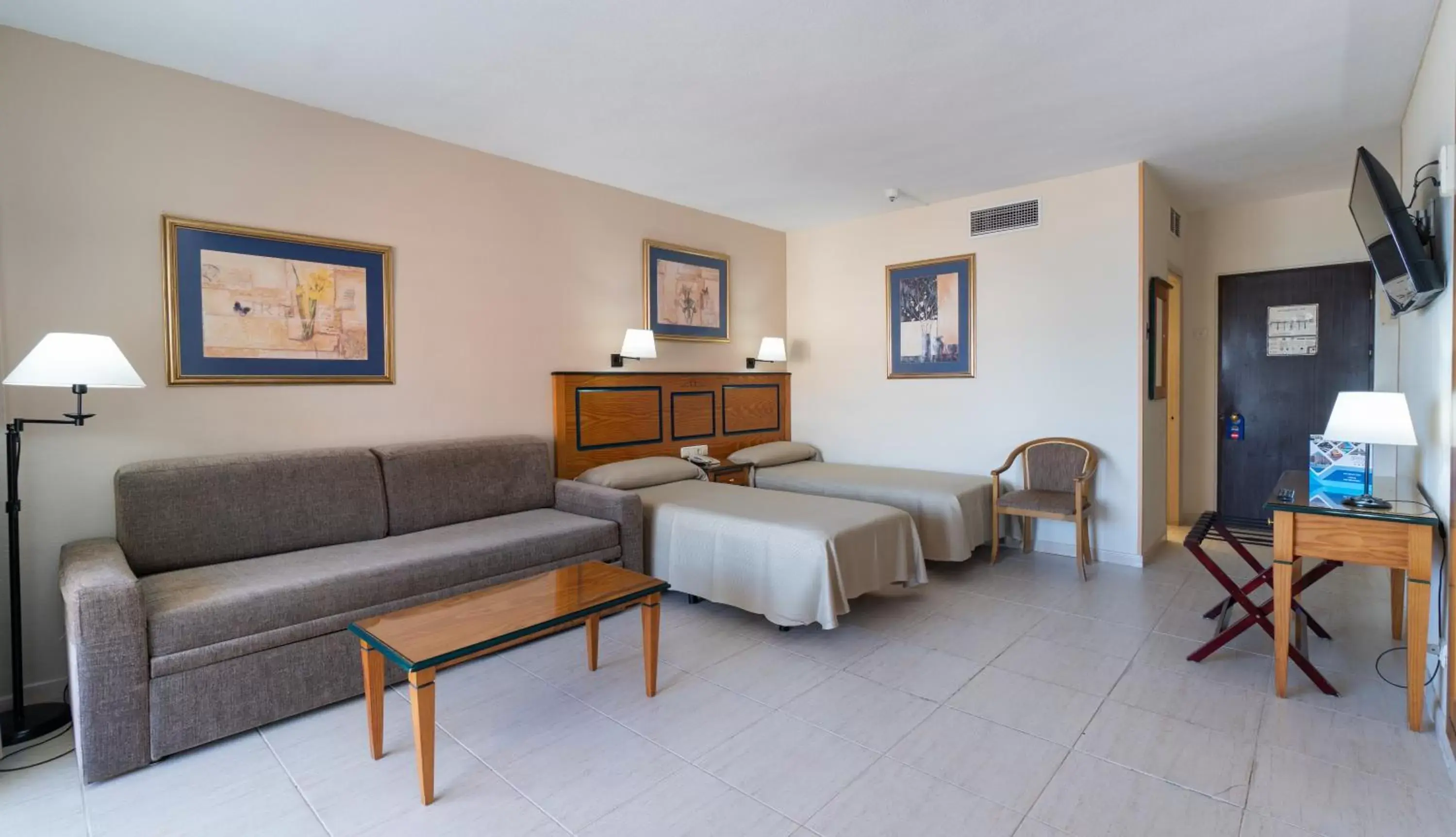 Photo of the whole room in Hotel Apartamentos Pyr Fuengirola