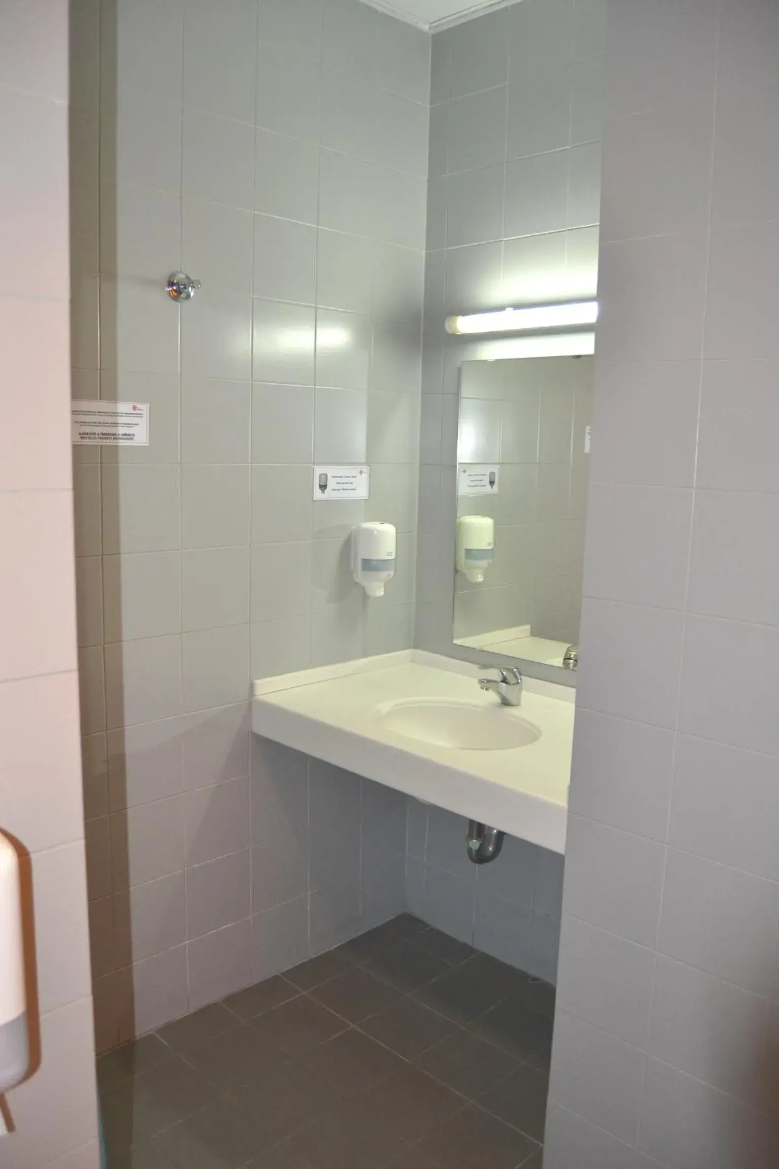 Shower, Bathroom in HI Porto - Pousada de Juventude