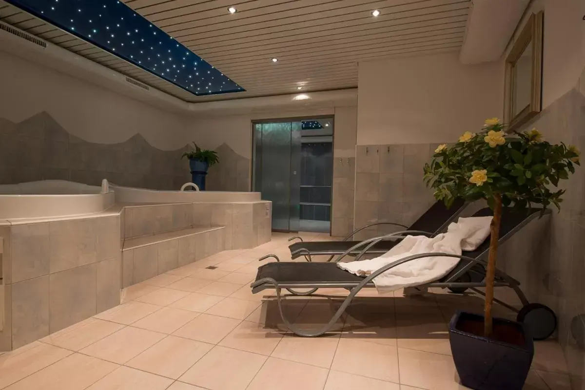 Hot Tub in Hotel Kristall-Saphir Superior