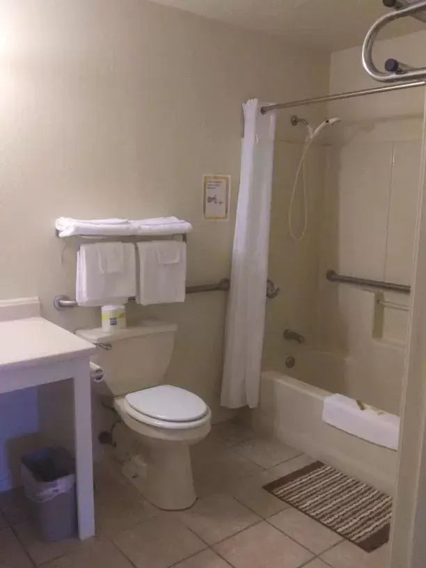 Bathroom in Whispering Creek Lodging & RV Resort
