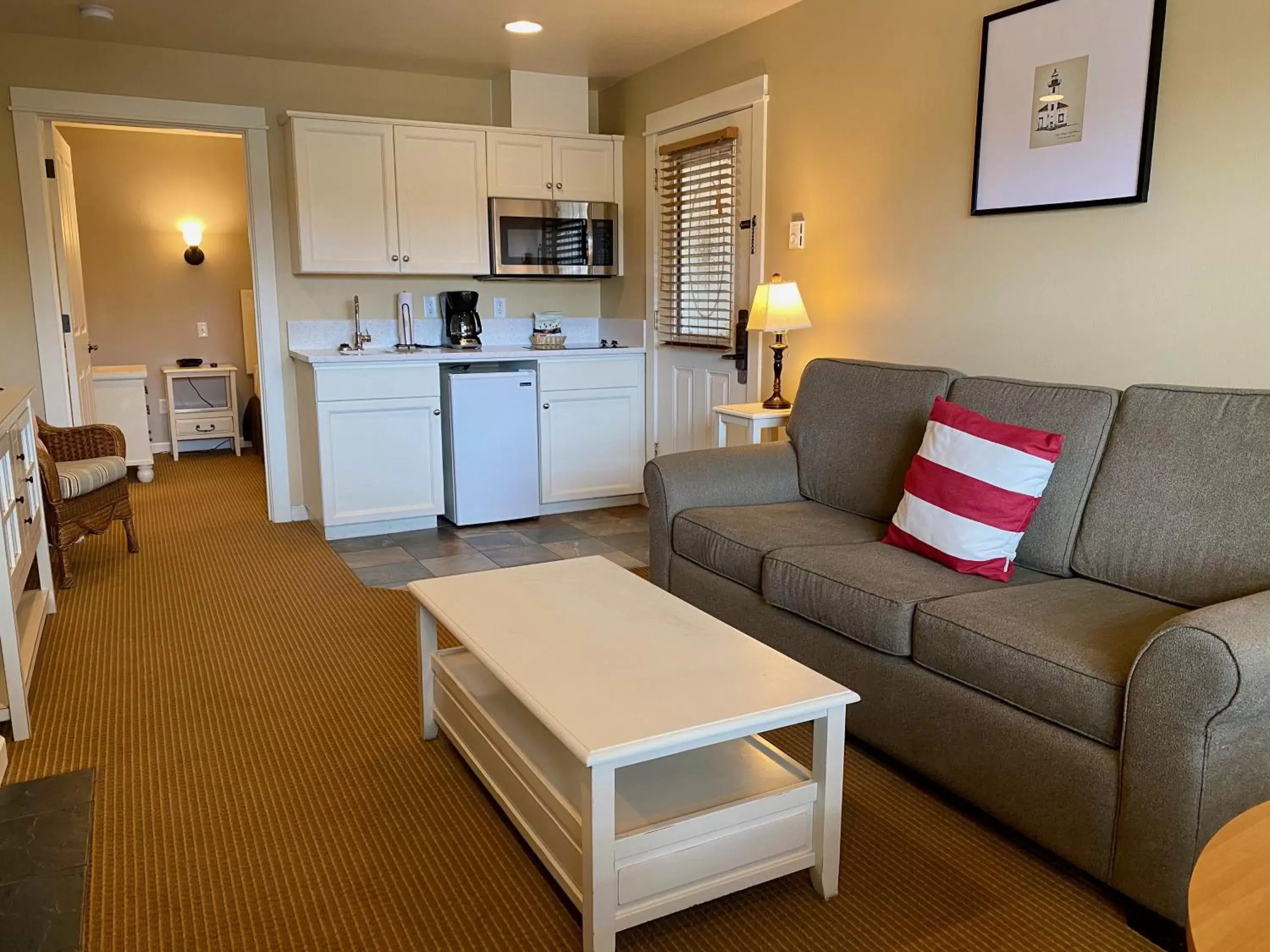 Kitchen or kitchenette, Seating Area in Lighthouse Inn