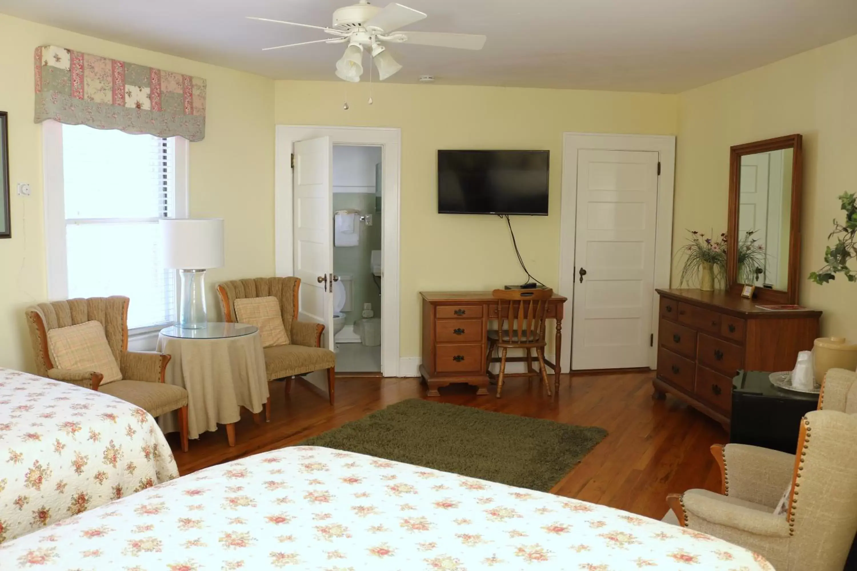 Bedroom, TV/Entertainment Center in Echo Mountain Inn