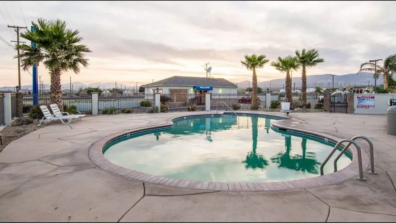 Swimming Pool in Motel 6-Mojave, CA - Airport