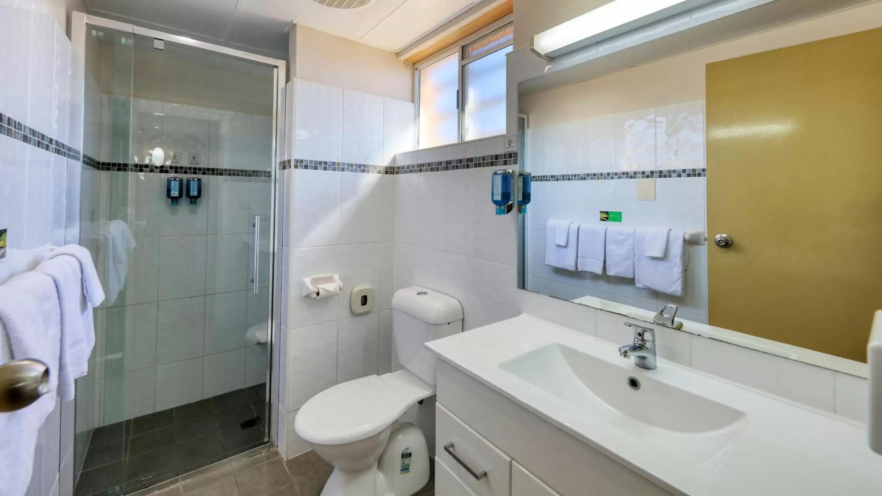 Shower, Bathroom in Blue Diamond Motor Inn