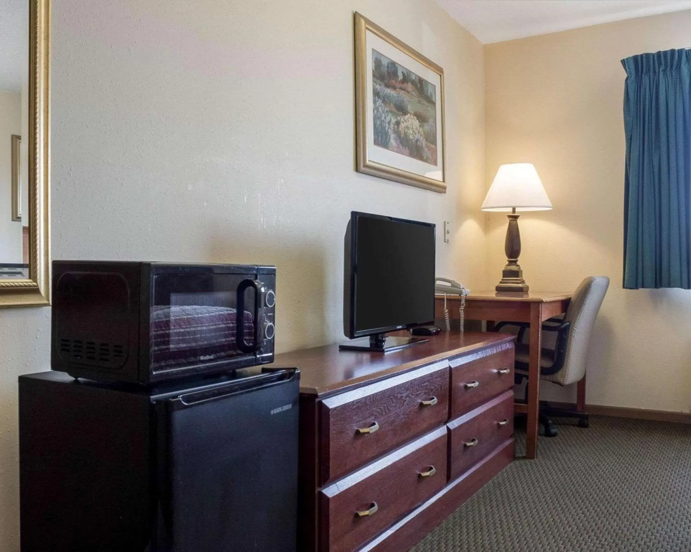 Photo of the whole room, TV/Entertainment Center in Rodeway Inn West Fargo