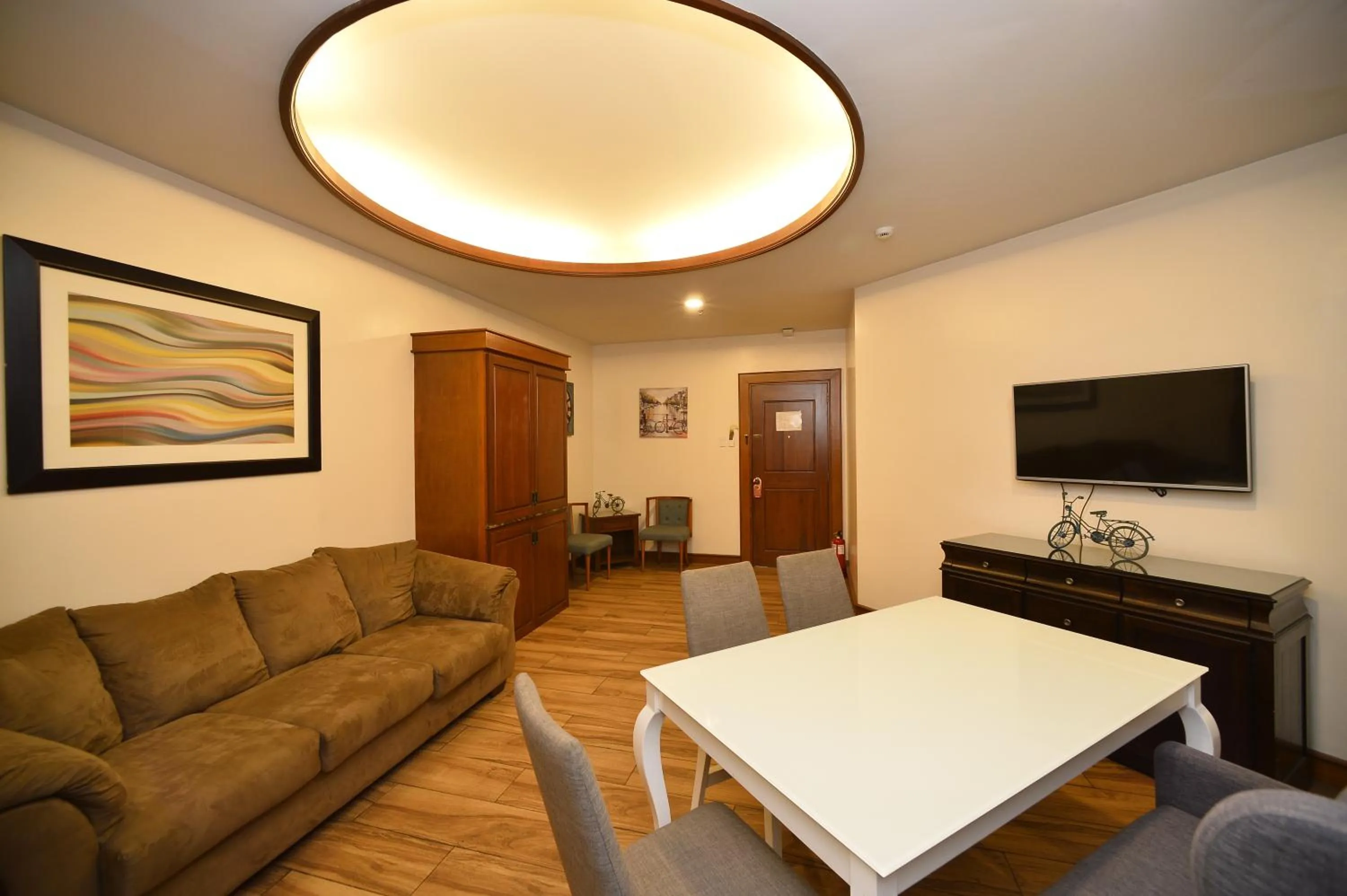 Dining area in Paragon Hotel and Suites