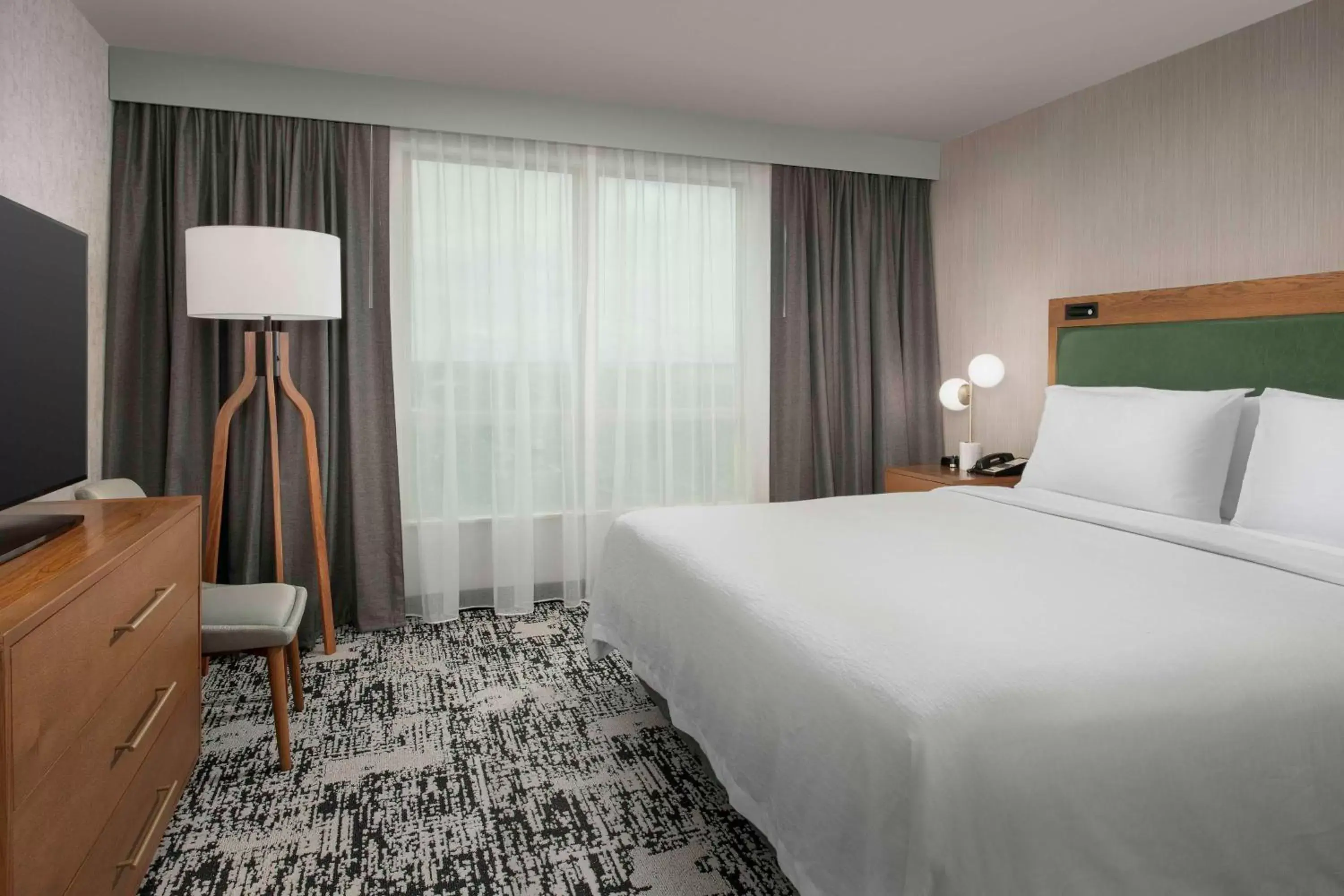 Bed in Embassy Suites by Hilton Dulles North Loudoun