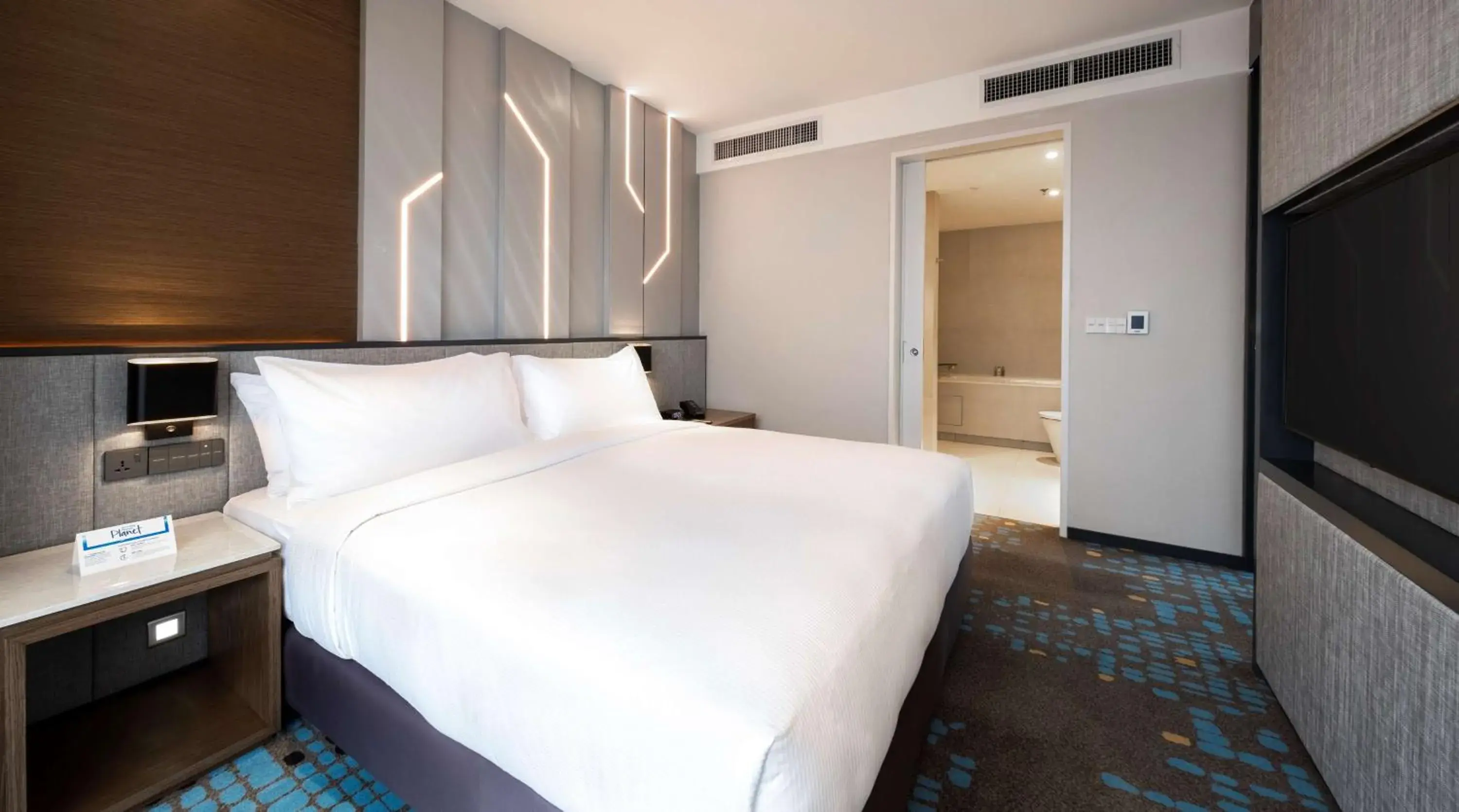Bathroom, Bed in Doubletree By Hilton Shah Alam I-City