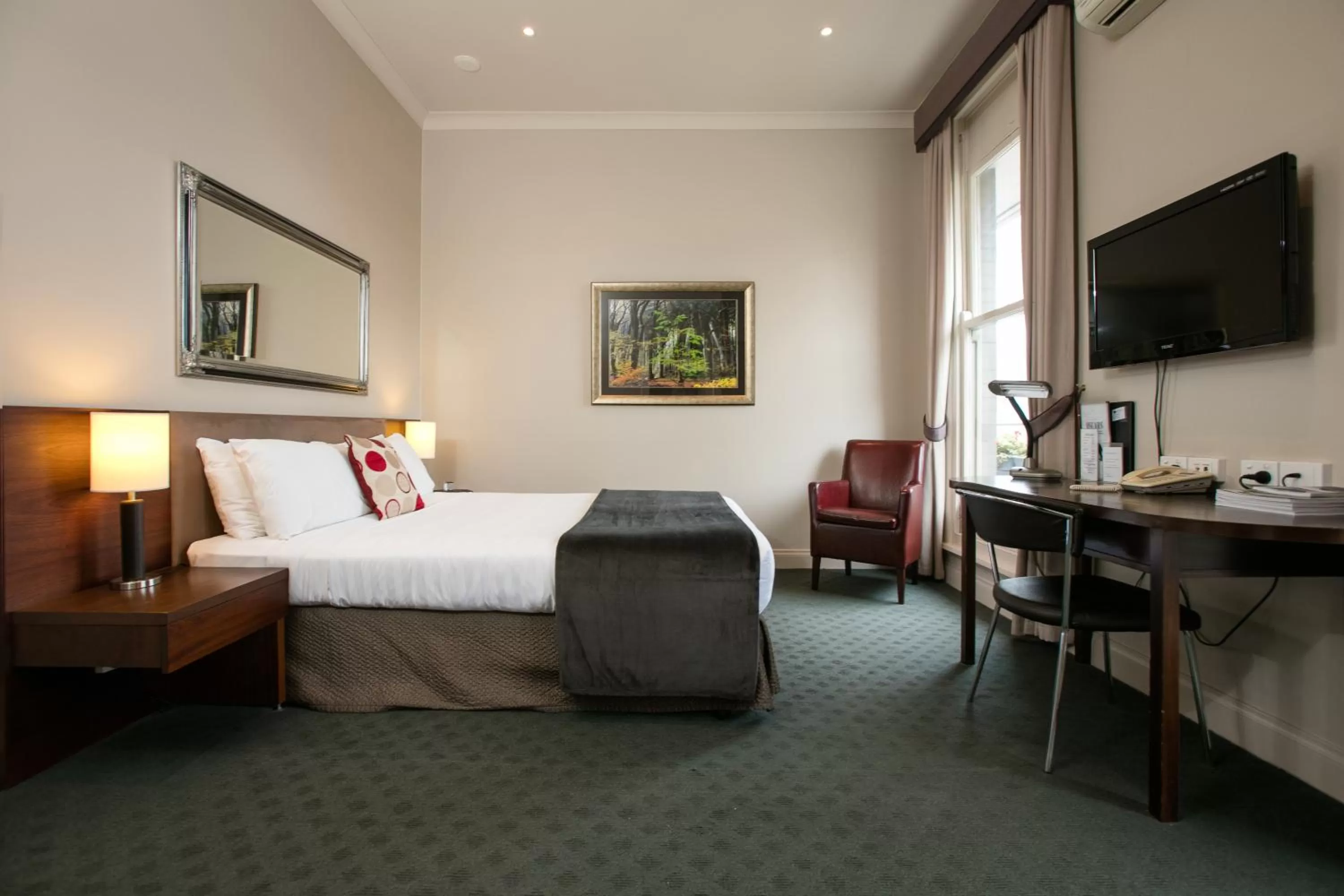 Living room, Bed in Oscars Hotel and Cafe Bar