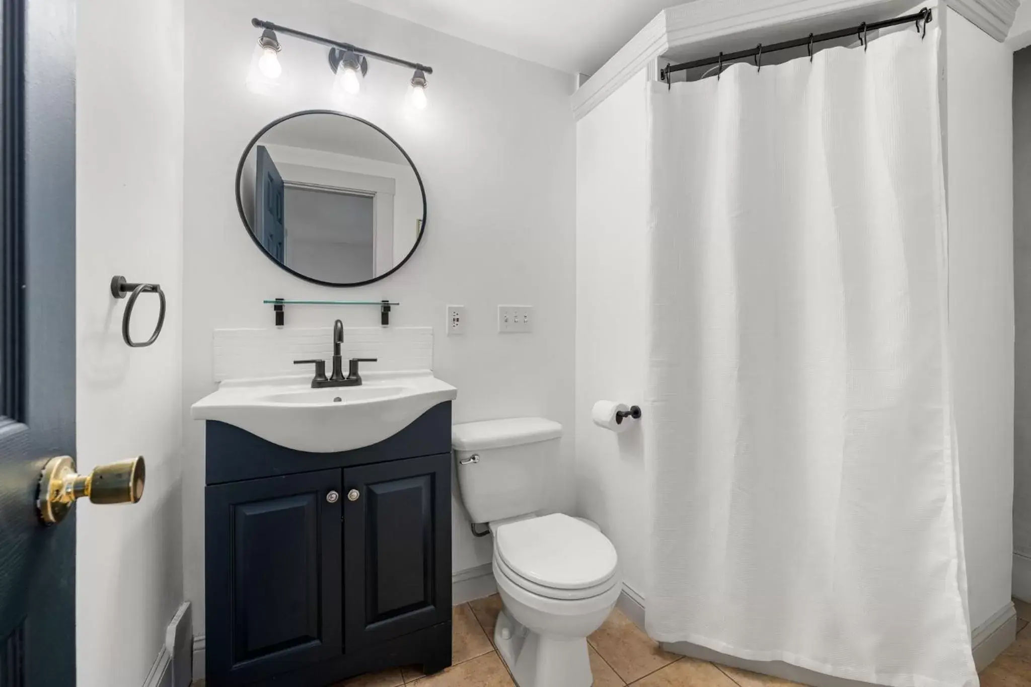 Bathroom in Launchpoint Lodge