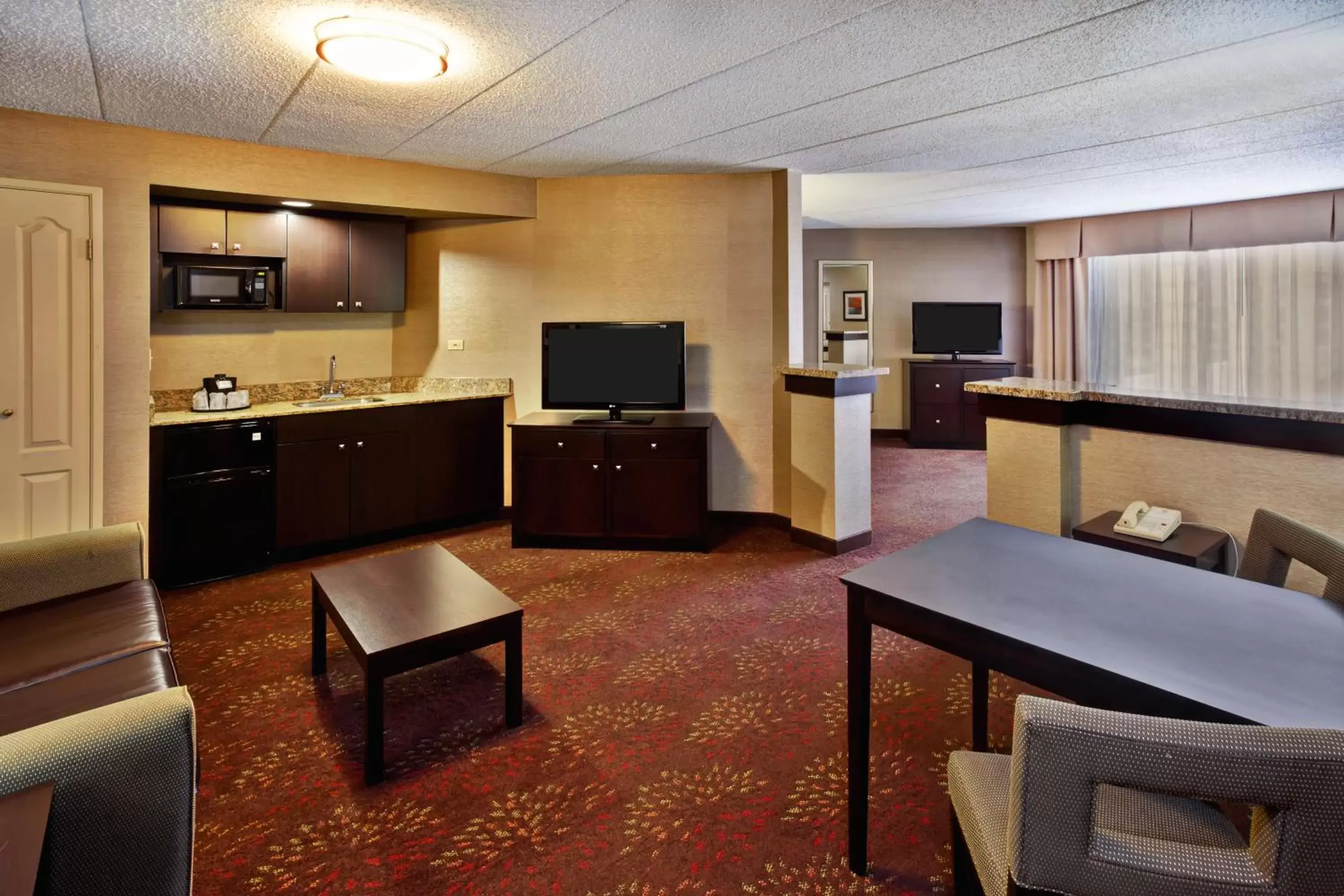 Photo of the whole room, Kitchen/Kitchenette in Holiday Inn Hotel & Suites Chicago Northwest - Elgin, an IHG Hotel