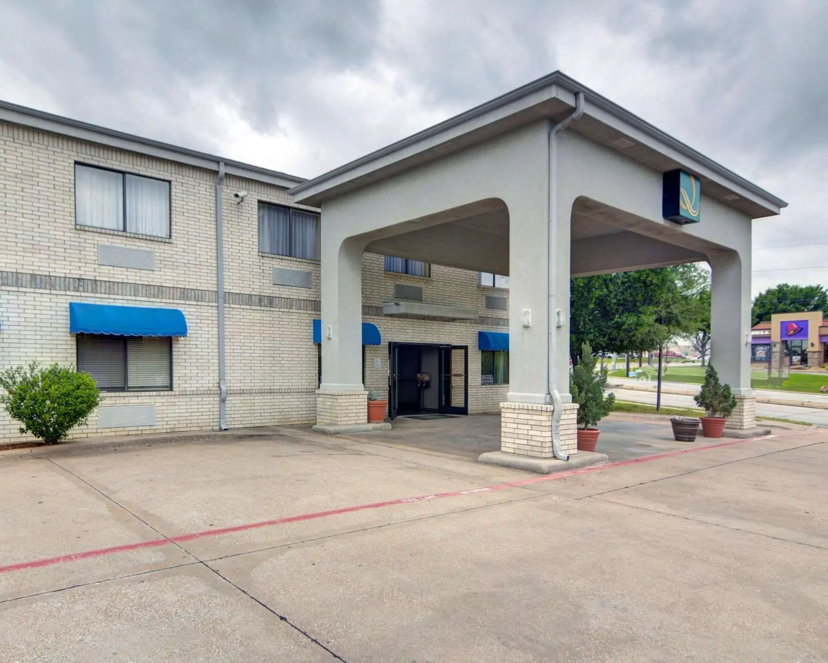 Property Building in Quality Inn & Suites Grand Prairie