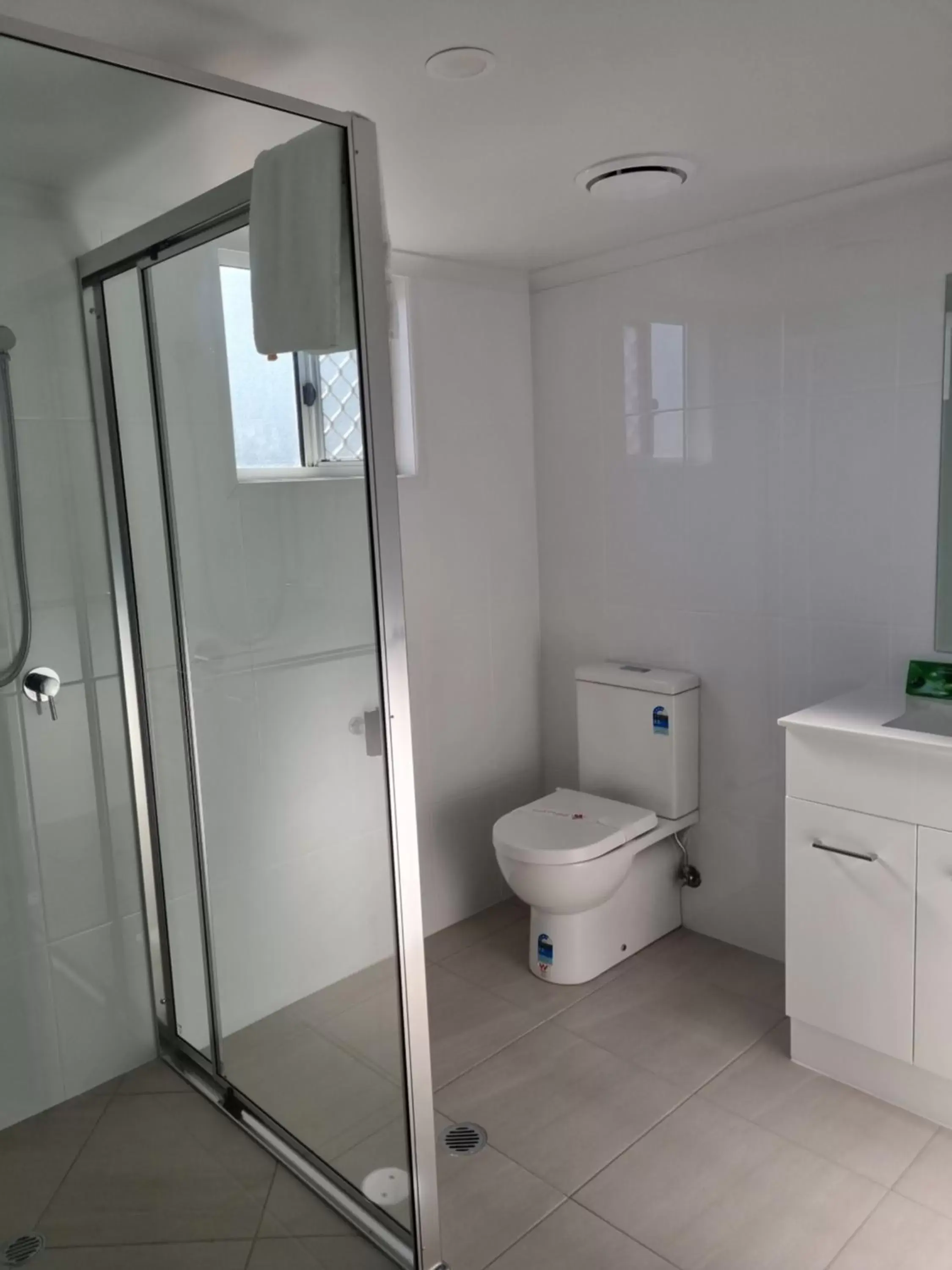 Shower, Bathroom in Rockhampton Serviced Apartments