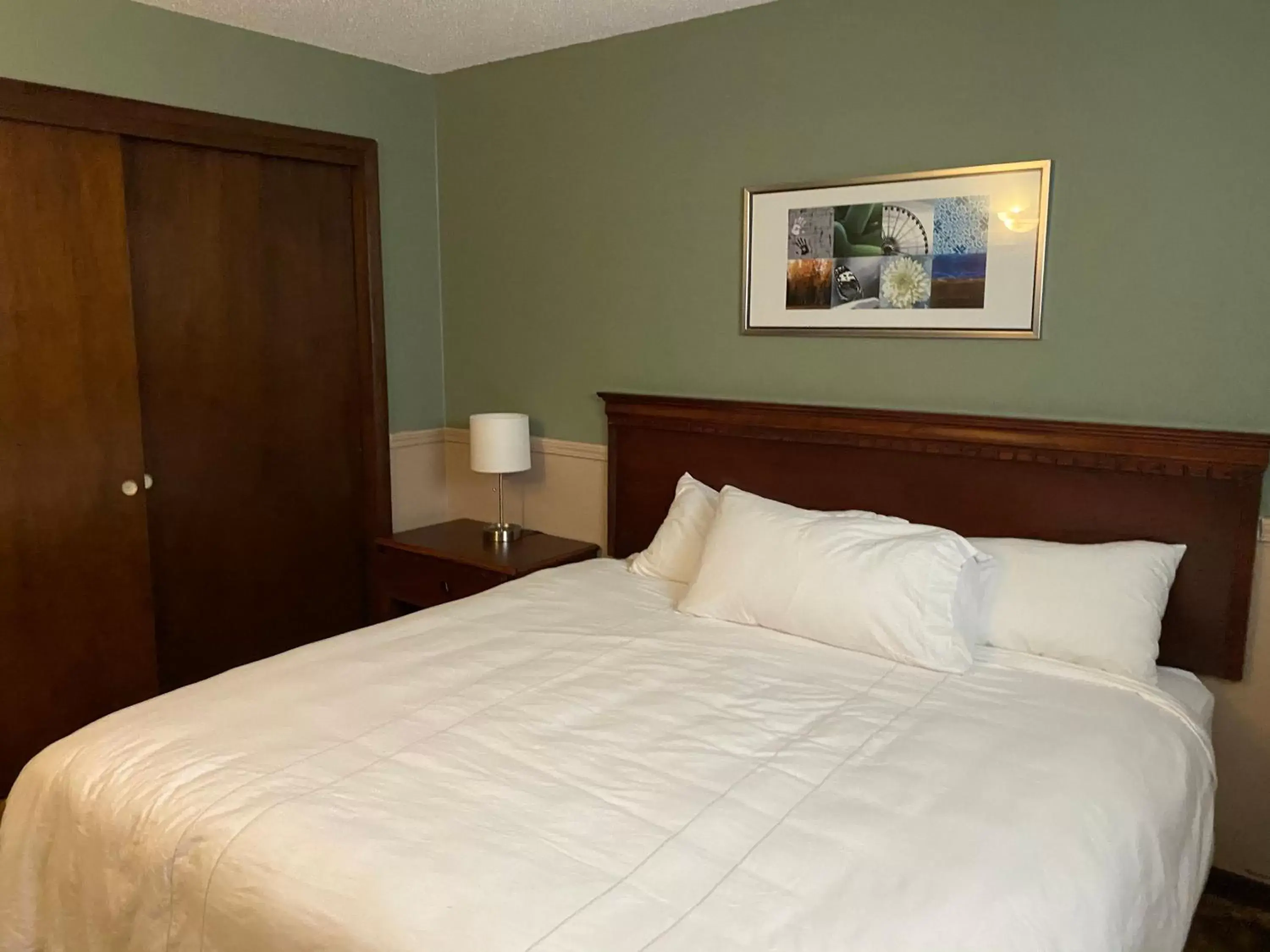 Bedroom, Bed in Diamond Motel - Abilene