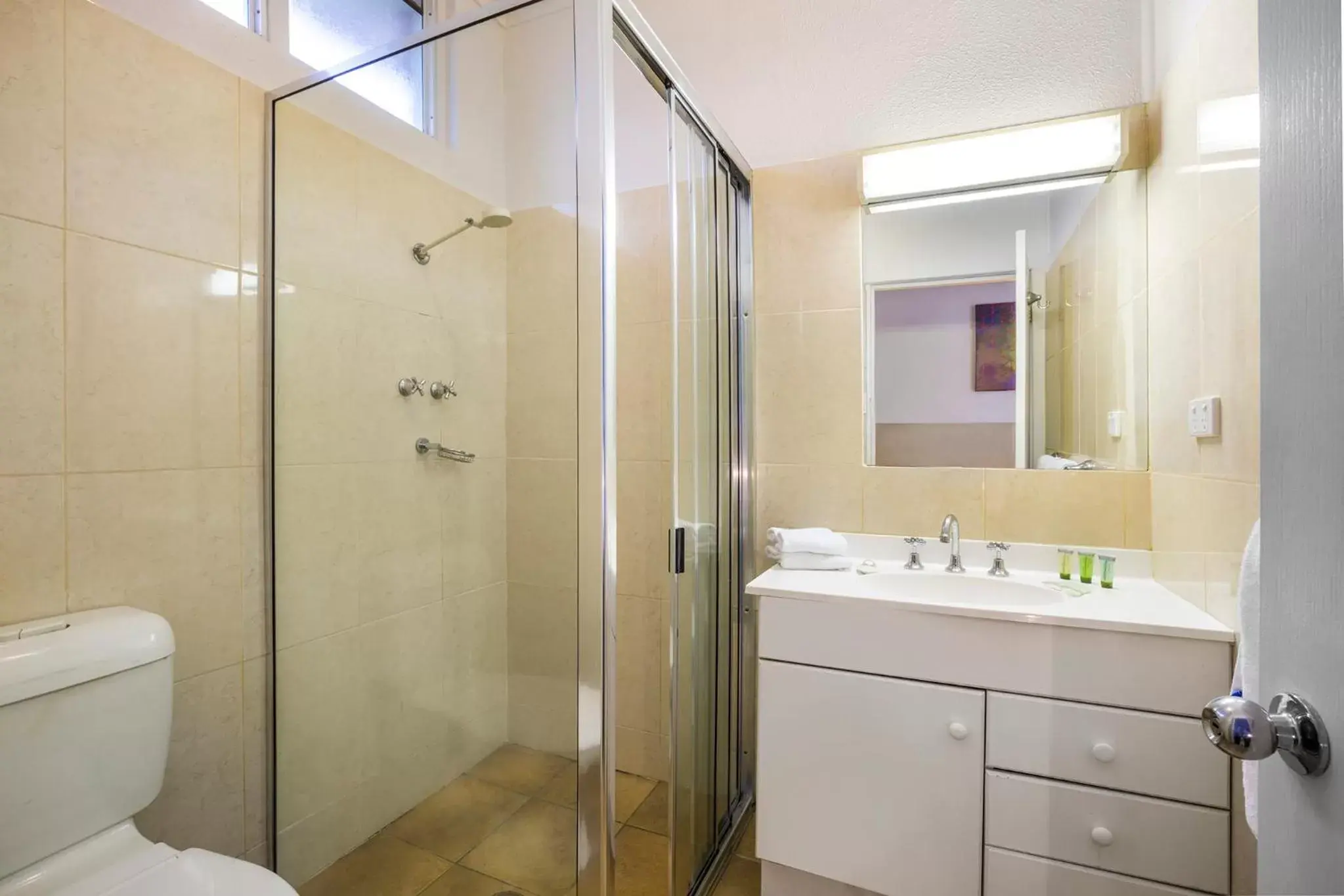 Shower, Bathroom in Boomerang Hotel