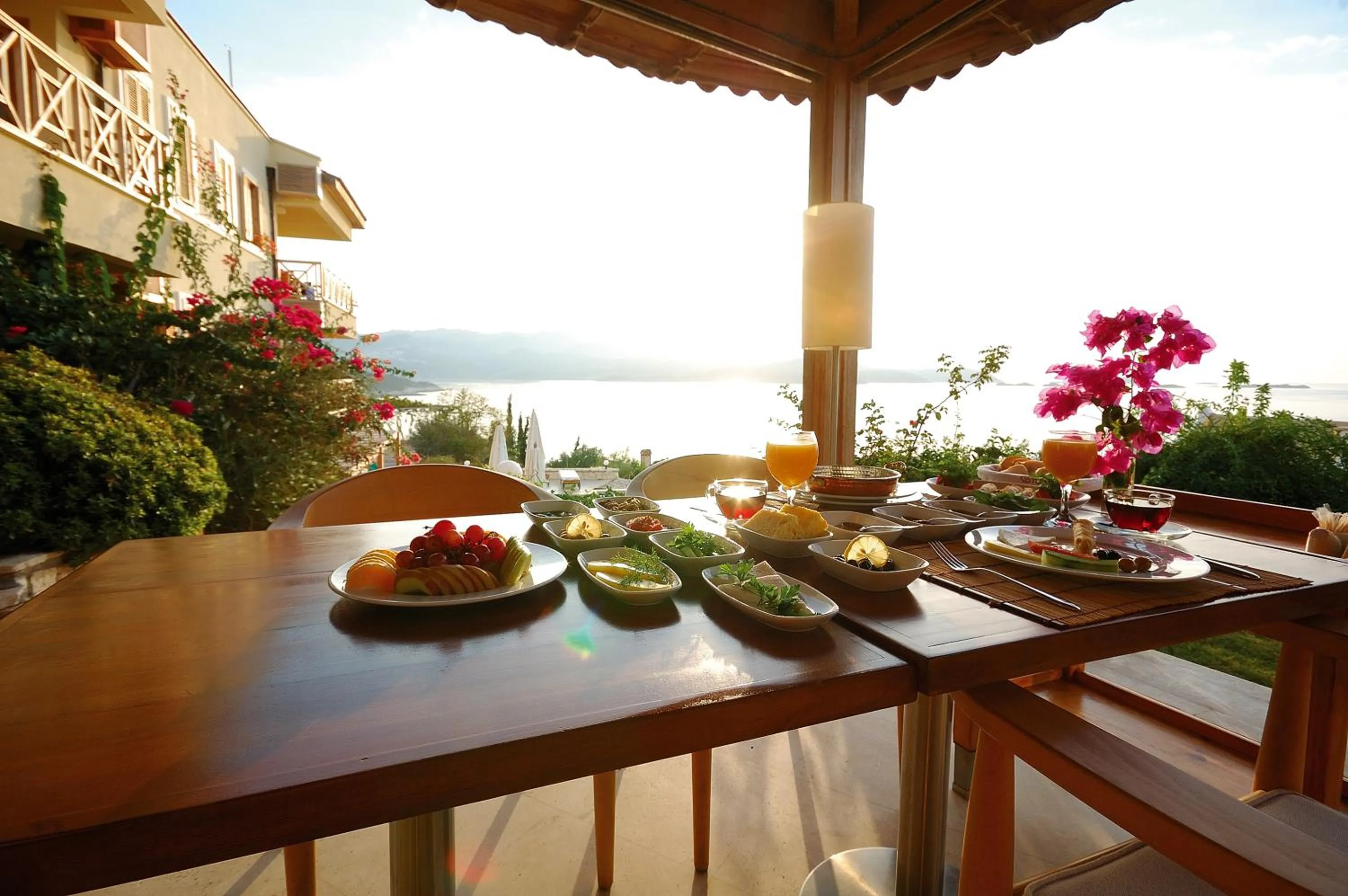 Restaurant/places to eat in Lycia Hotel