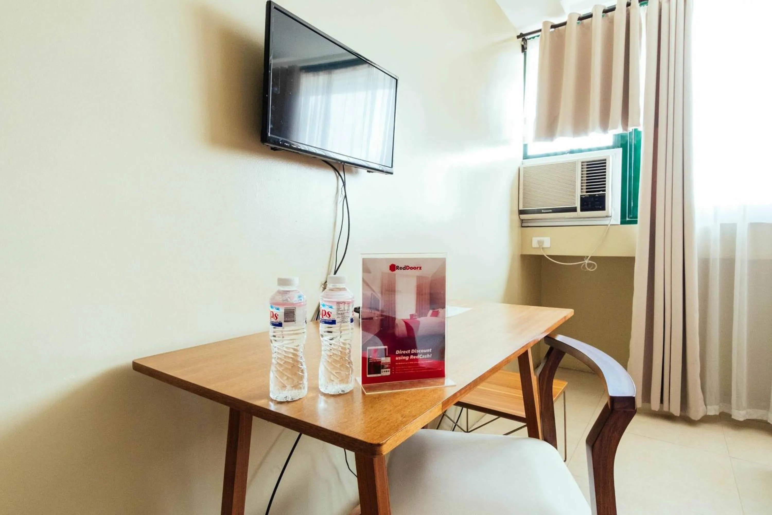 TV and multimedia in RedDoorz near Osmena Highway 1