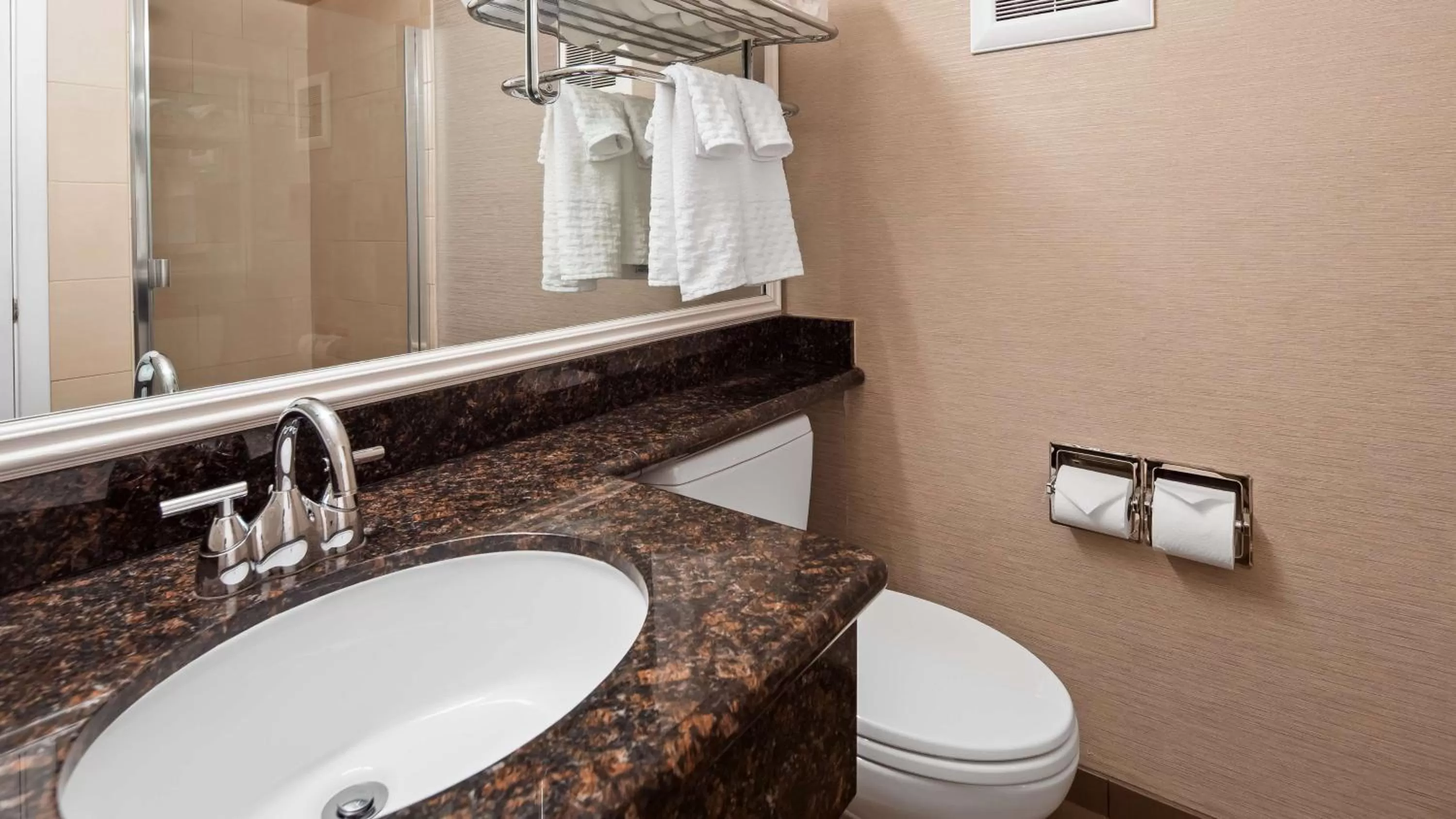 Bathroom in Best Western Plus Humboldt Bay Inn