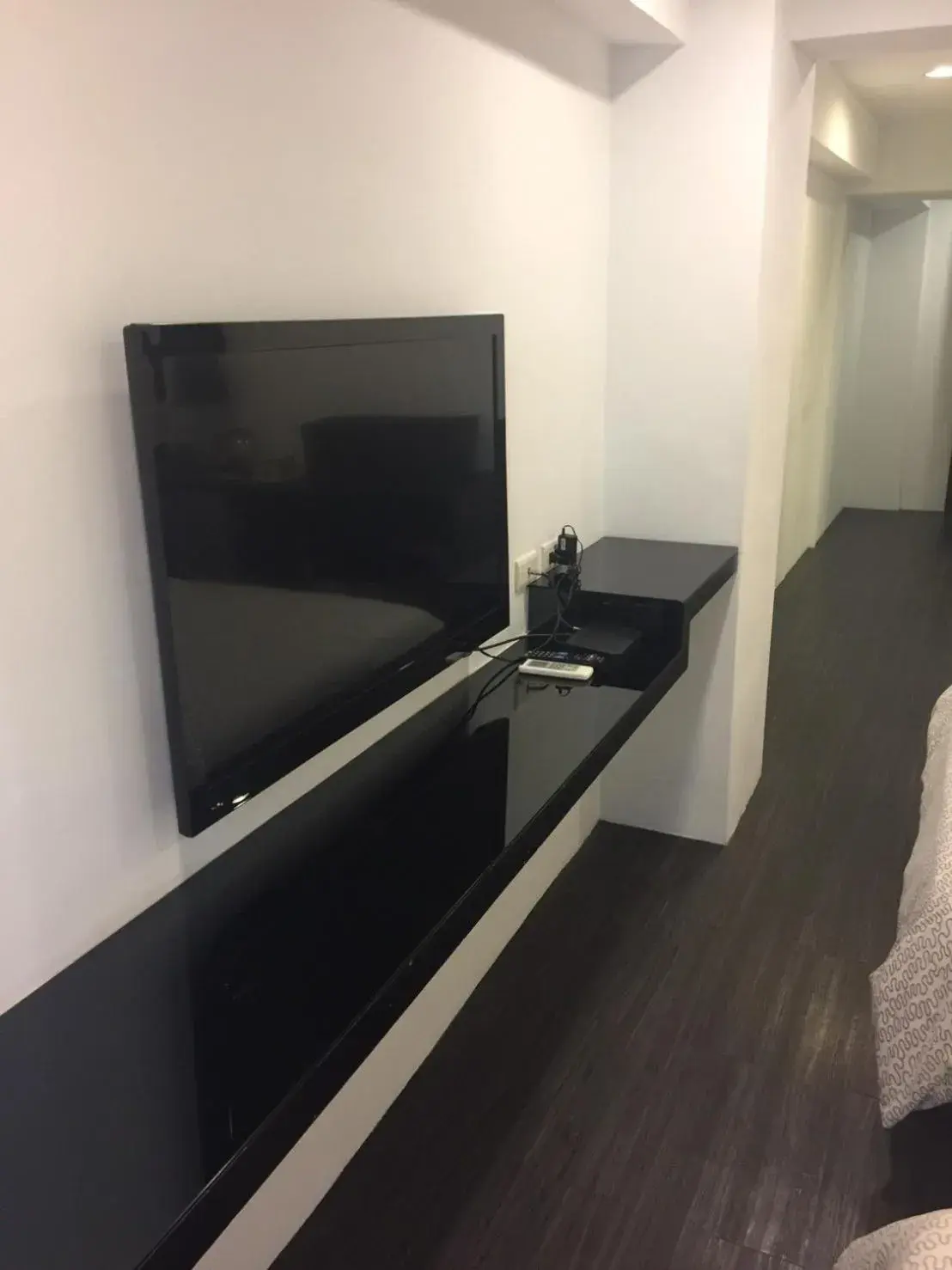 TV and multimedia, TV/Entertainment Center in Zhongxiao Dunhua Homestay