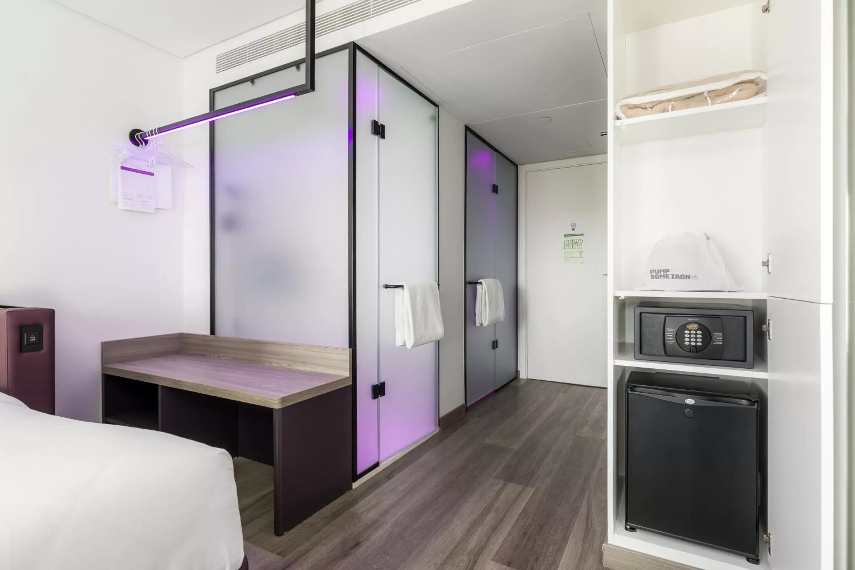 Bedroom, Kitchen/Kitchenette in YOTEL Porto