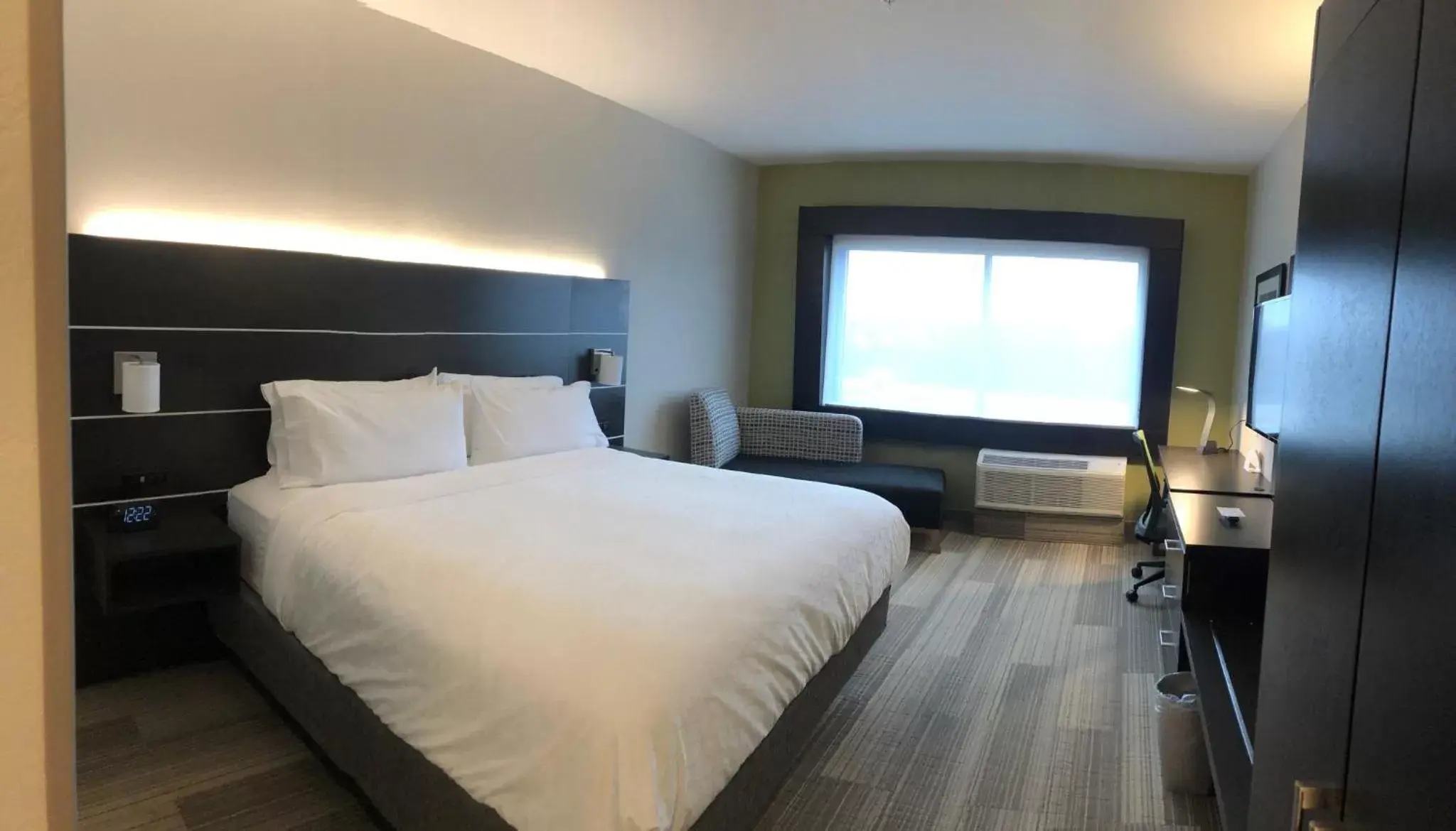 Photo of the whole room, Bed in Holiday Inn Express & Suites Warrensburg North, an IHG Hotel