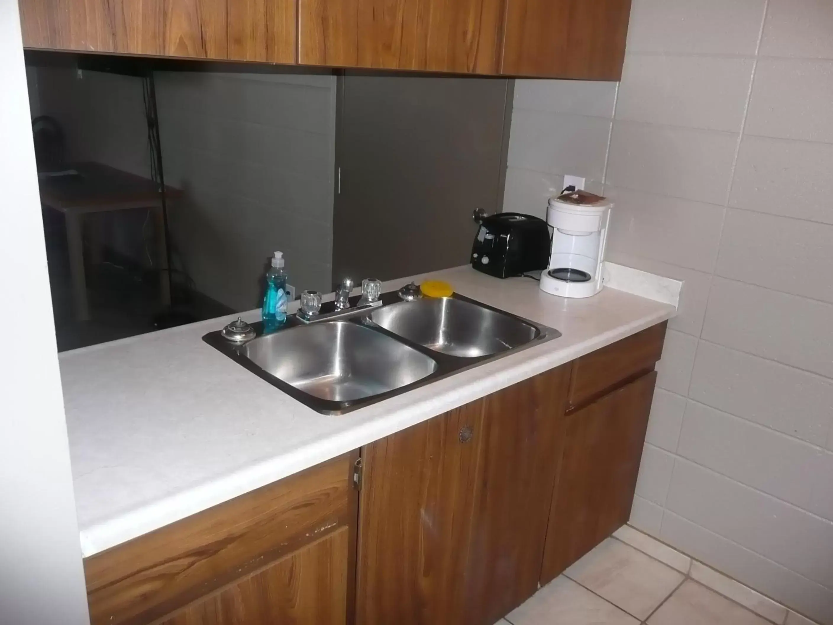 Kitchen or kitchenette, Kitchen/Kitchenette in Sandstone Motel